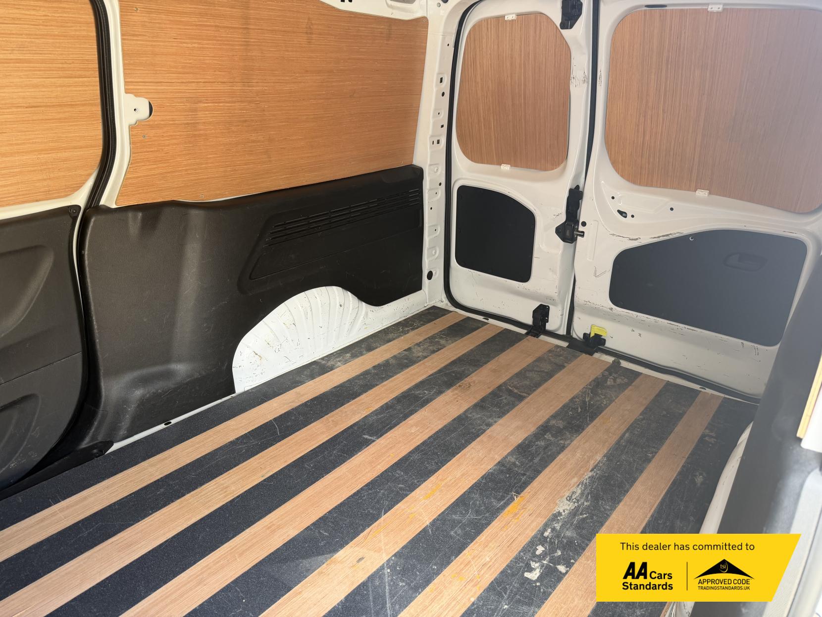 2021 Vauxhall Combo 1.5 Turbo D 2300 Edition Panel Van 4dr Diesel Auto L2 H1 Euro 6 (s/s) (130 ps) - Thumbnail 24