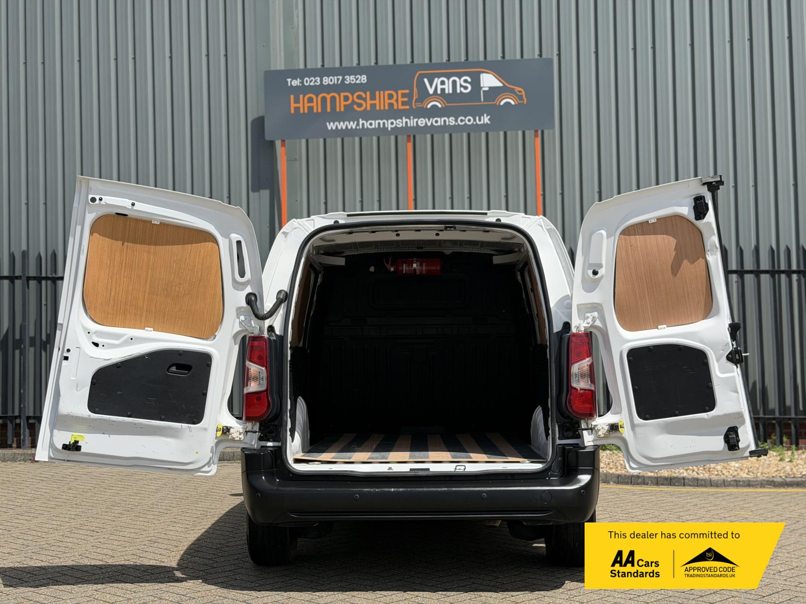 2021 Vauxhall Combo 1.5 Turbo D 2300 Edition Panel Van 4dr Diesel Auto L2 H1 Euro 6 (s/s) (130 ps) - Thumbnail 19