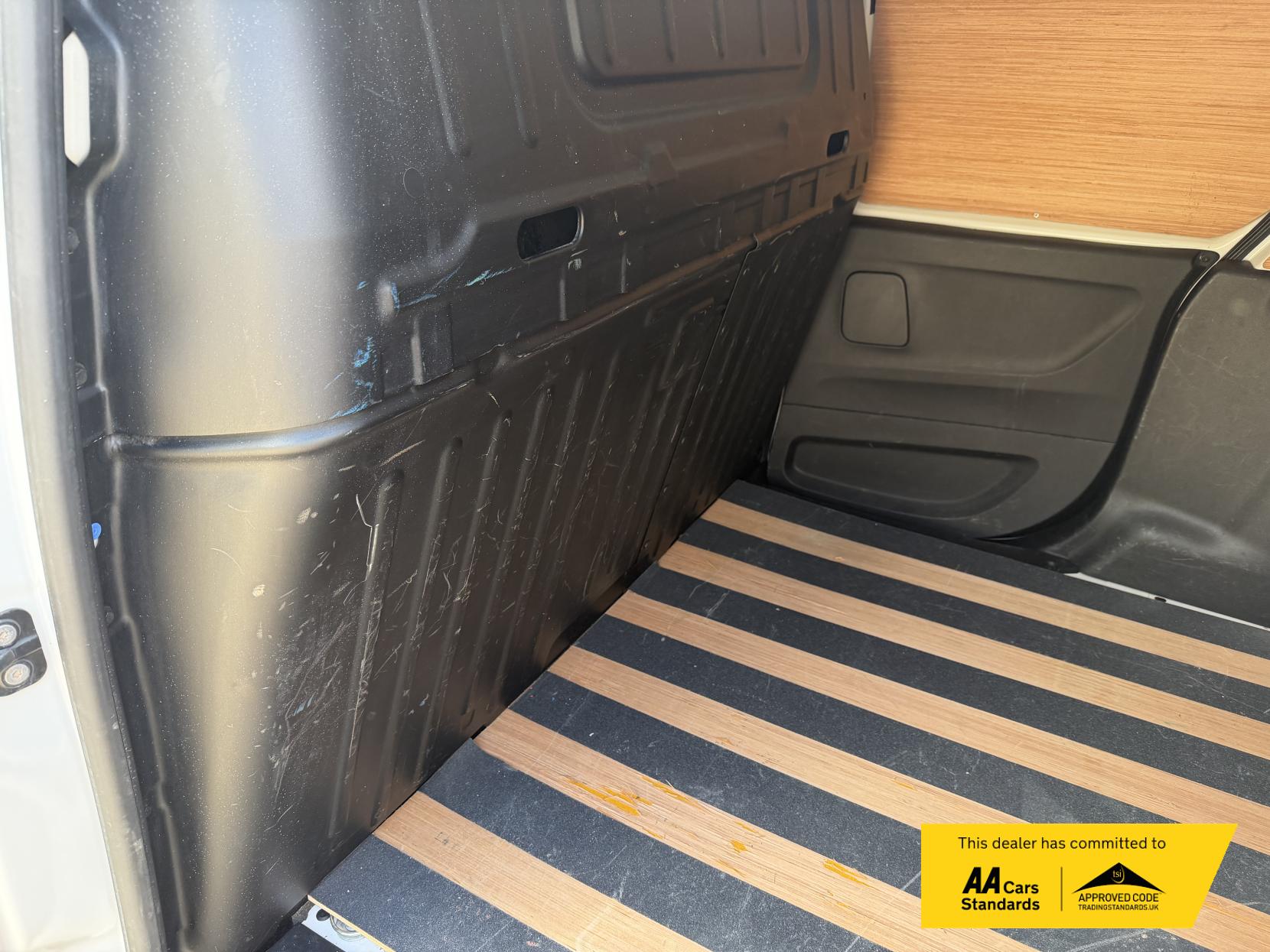 2021 Vauxhall Combo 1.5 Turbo D 2300 Edition Panel Van 4dr Diesel Auto L2 H1 Euro 6 (s/s) (130 ps) - Thumbnail 23