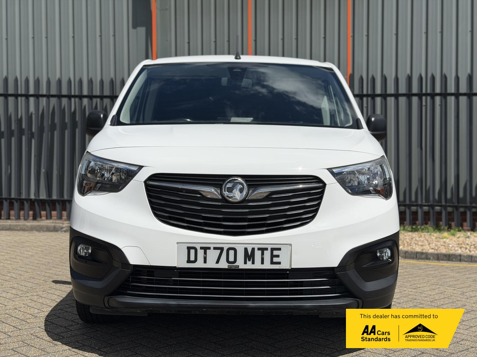 2021 Vauxhall Combo 1.5 Turbo D 2300 Edition Panel Van 4dr Diesel Auto L2 H1 Euro 6 (s/s) (130 ps) - Thumbnail 16