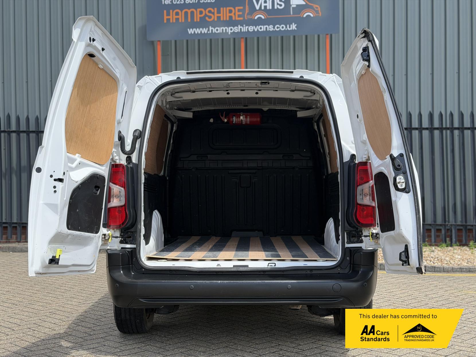 2021 Vauxhall Combo 1.5 Turbo D 2300 Edition Panel Van 4dr Diesel Auto L2 H1 Euro 6 (s/s) (130 ps) - Thumbnail 18