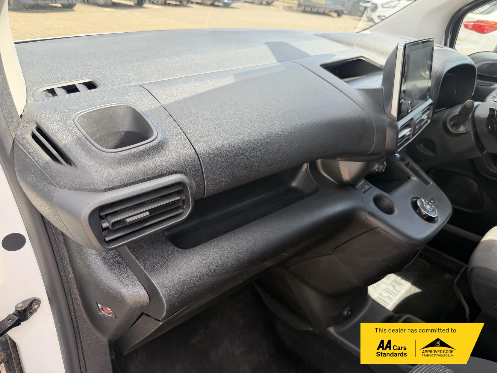 2021 Vauxhall Combo 1.5 Turbo D 2300 Edition Panel Van 4dr Diesel Auto L2 H1 Euro 6 (s/s) (130 ps) - Thumbnail 27