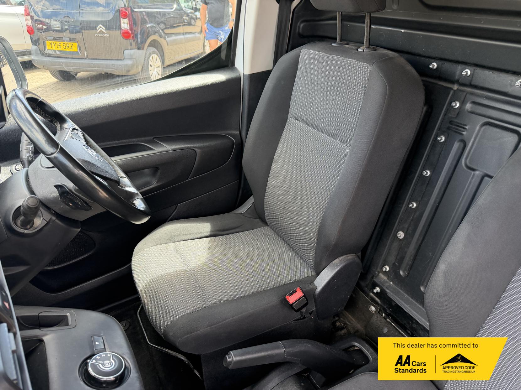 2021 Vauxhall Combo 1.5 Turbo D 2300 Edition Panel Van 4dr Diesel Auto L2 H1 Euro 6 (s/s) (130 ps) - Thumbnail 12