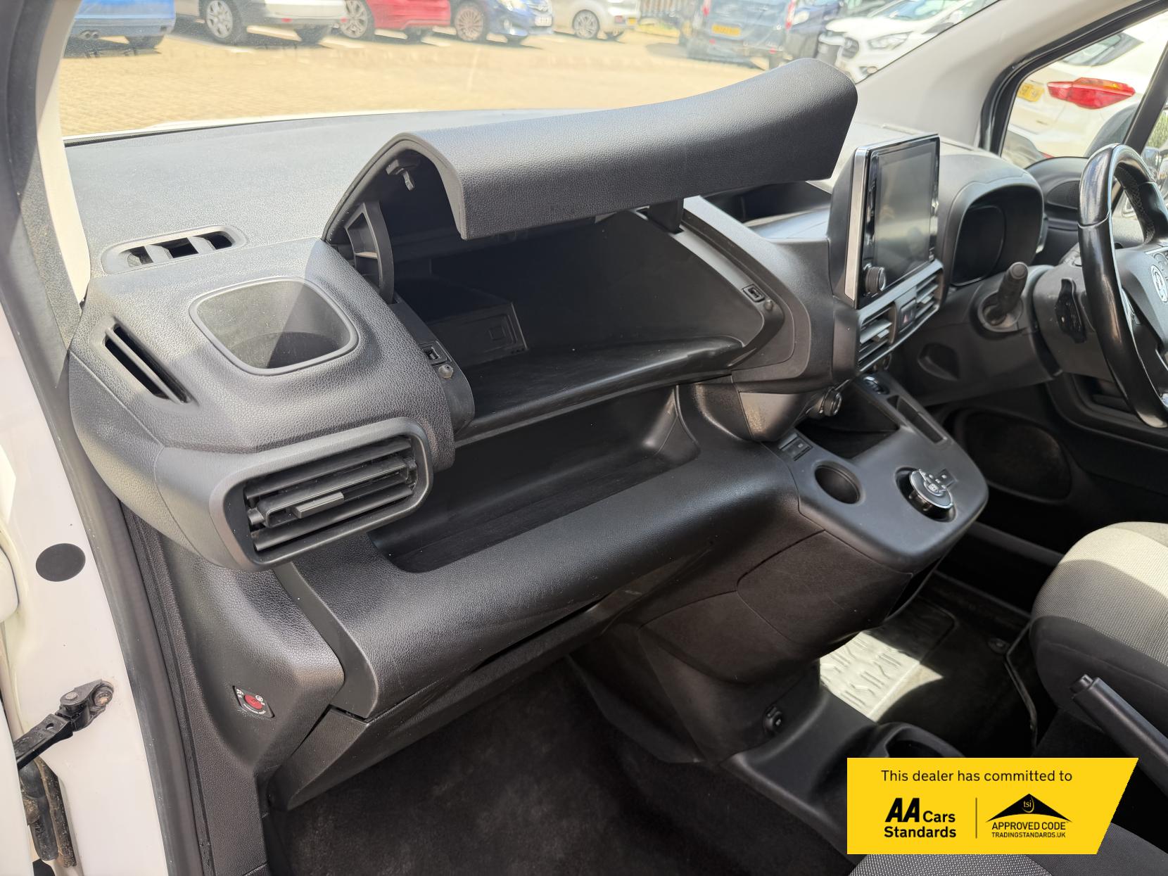 2021 Vauxhall Combo 1.5 Turbo D 2300 Edition Panel Van 4dr Diesel Auto L2 H1 Euro 6 (s/s) (130 ps) - Thumbnail 28