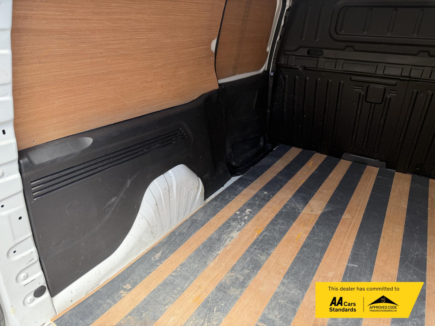 2021 Vauxhall Combo 1.5 Turbo D 2300 Edition Panel Van 4dr Diesel Auto L2 H1 Euro 6 (s/s) (130 ps) - Thumbnail 20