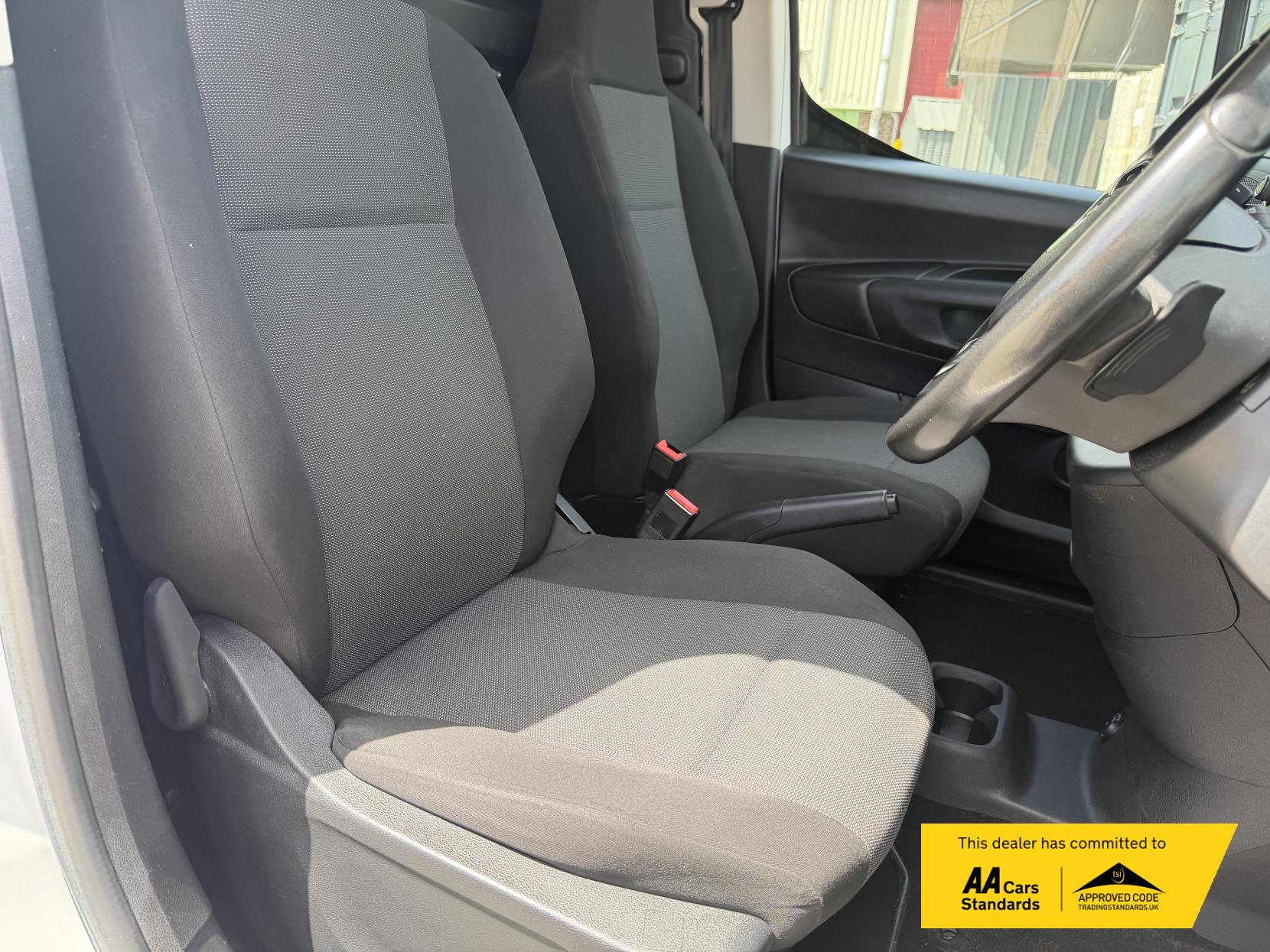 2021 Vauxhall Combo 1.5 Turbo D 2300 Edition Panel Van 4dr Diesel Auto L2 H1 Euro 6 (s/s) (130 ps) - Thumbnail 13