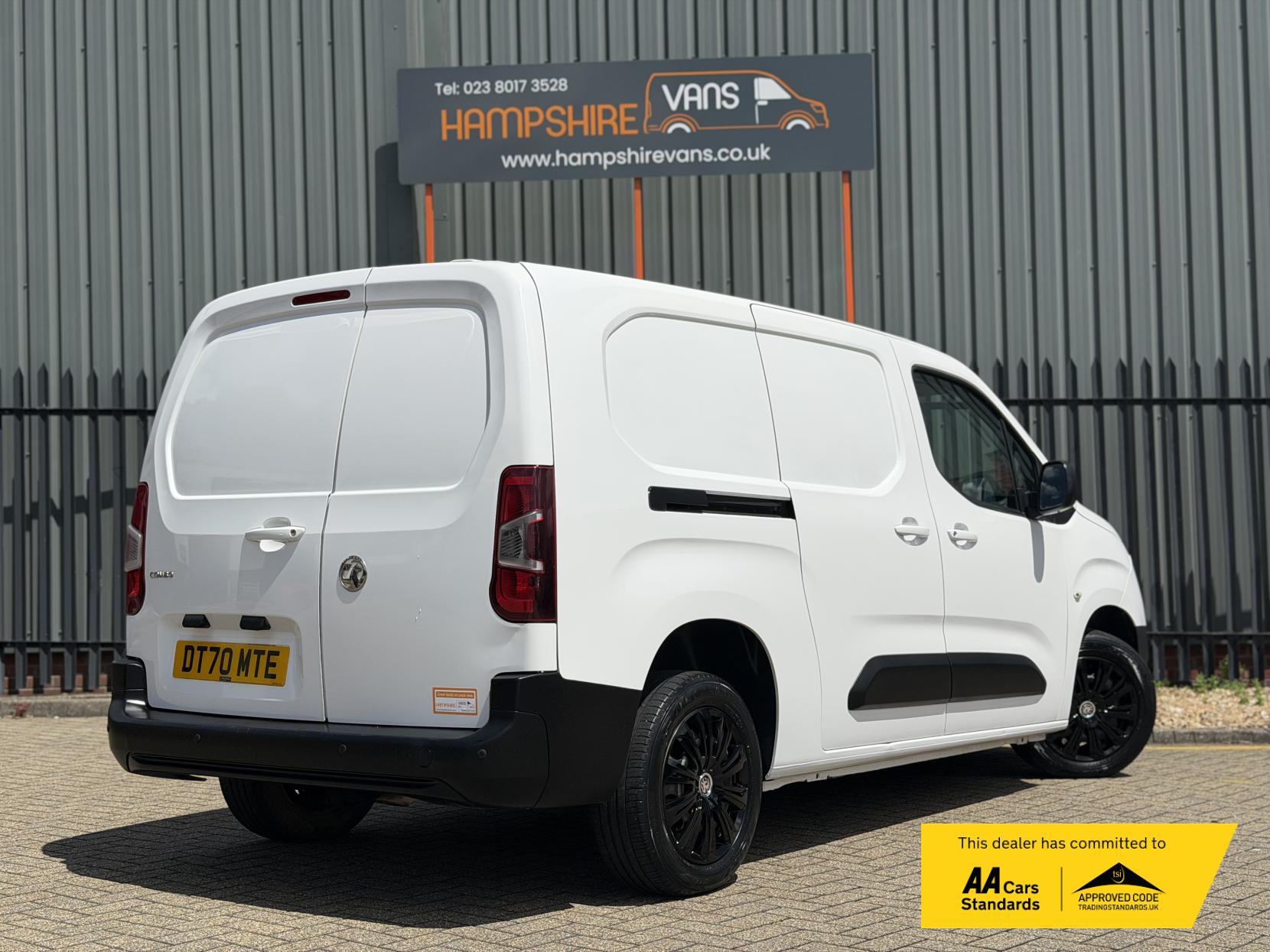 2021 Vauxhall Combo 1.5 Turbo D 2300 Edition Panel Van 4dr Diesel Auto L2 H1 Euro 6 (s/s) (130 ps) - Thumbnail 3
