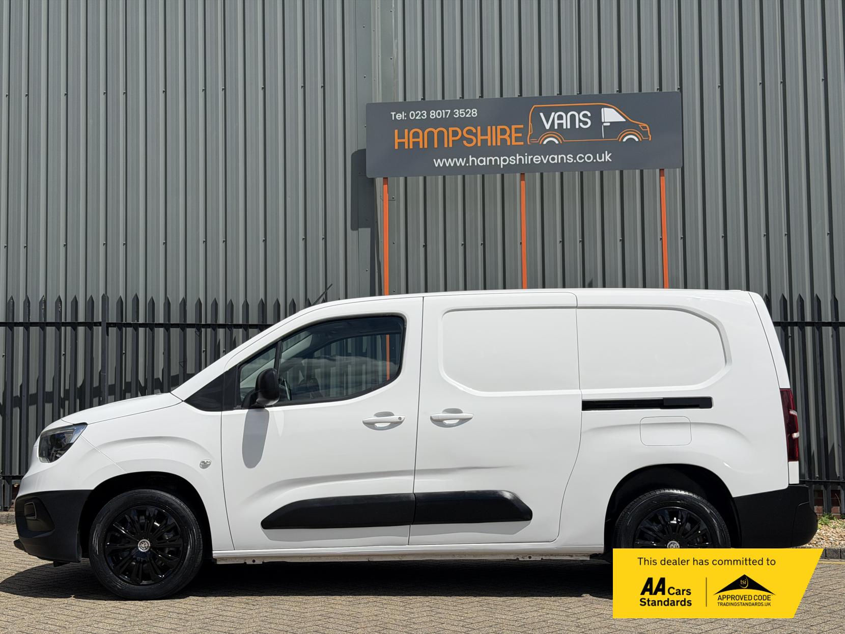 2021 Vauxhall Combo 1.5 Turbo D 2300 Edition Panel Van 4dr Diesel Auto L2 H1 Euro 6 (s/s) (130 ps) - Thumbnail 5