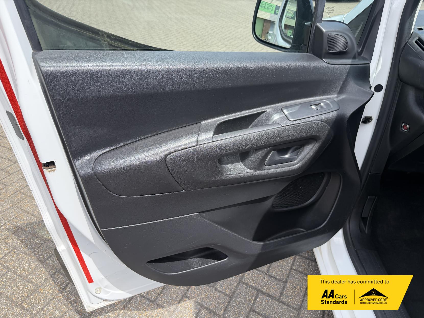 2021 Vauxhall Combo 1.5 Turbo D 2300 Edition Panel Van 4dr Diesel Auto L2 H1 Euro 6 (s/s) (130 ps) - Thumbnail 25