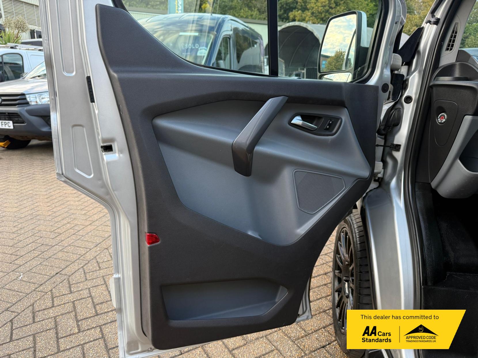 Ford Transit Custom 2.2 TDCi 270 Limited Panel Van 5dr Diesel Manual L1 H1 (186 g/km, 123 bhp)