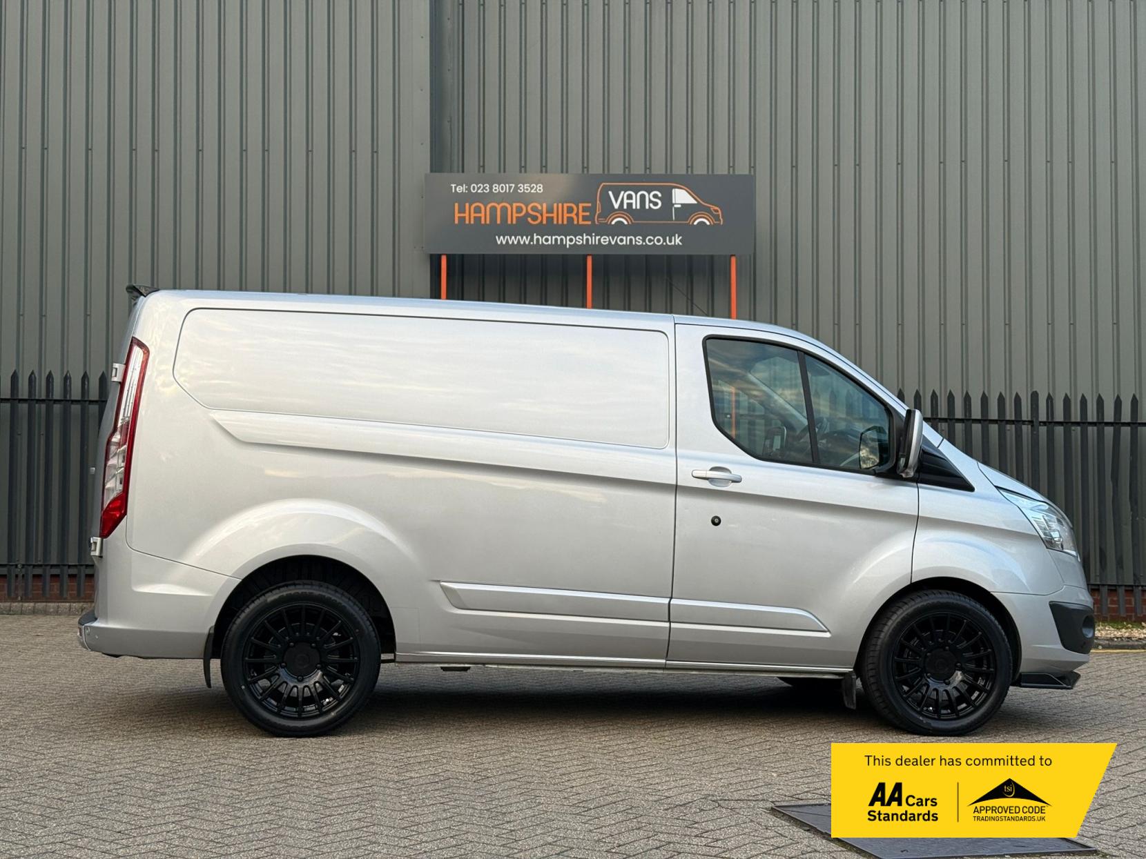 Ford Transit Custom 2.2 TDCi 270 Limited Panel Van 5dr Diesel Manual L1 H1 (186 g/km, 123 bhp)
