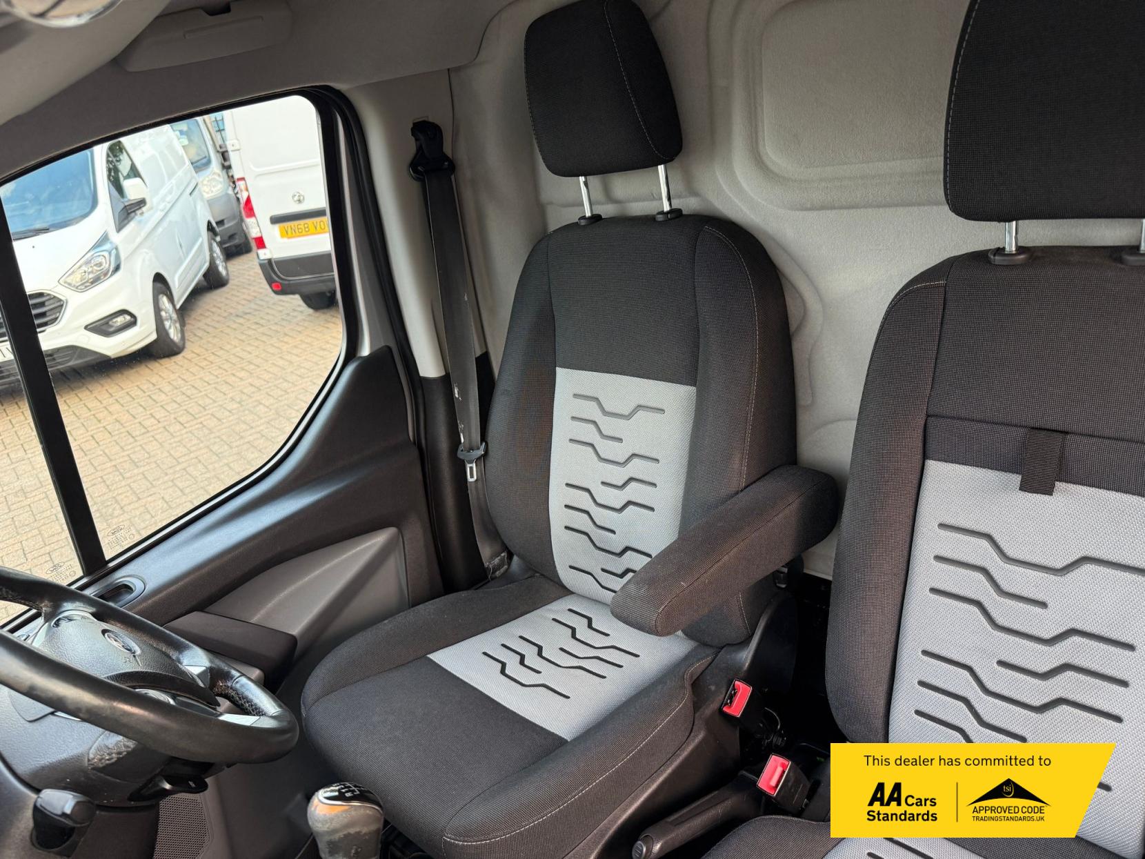 Ford Transit Custom 2.2 TDCi 270 Limited Panel Van 5dr Diesel Manual L1 H1 (186 g/km, 123 bhp)