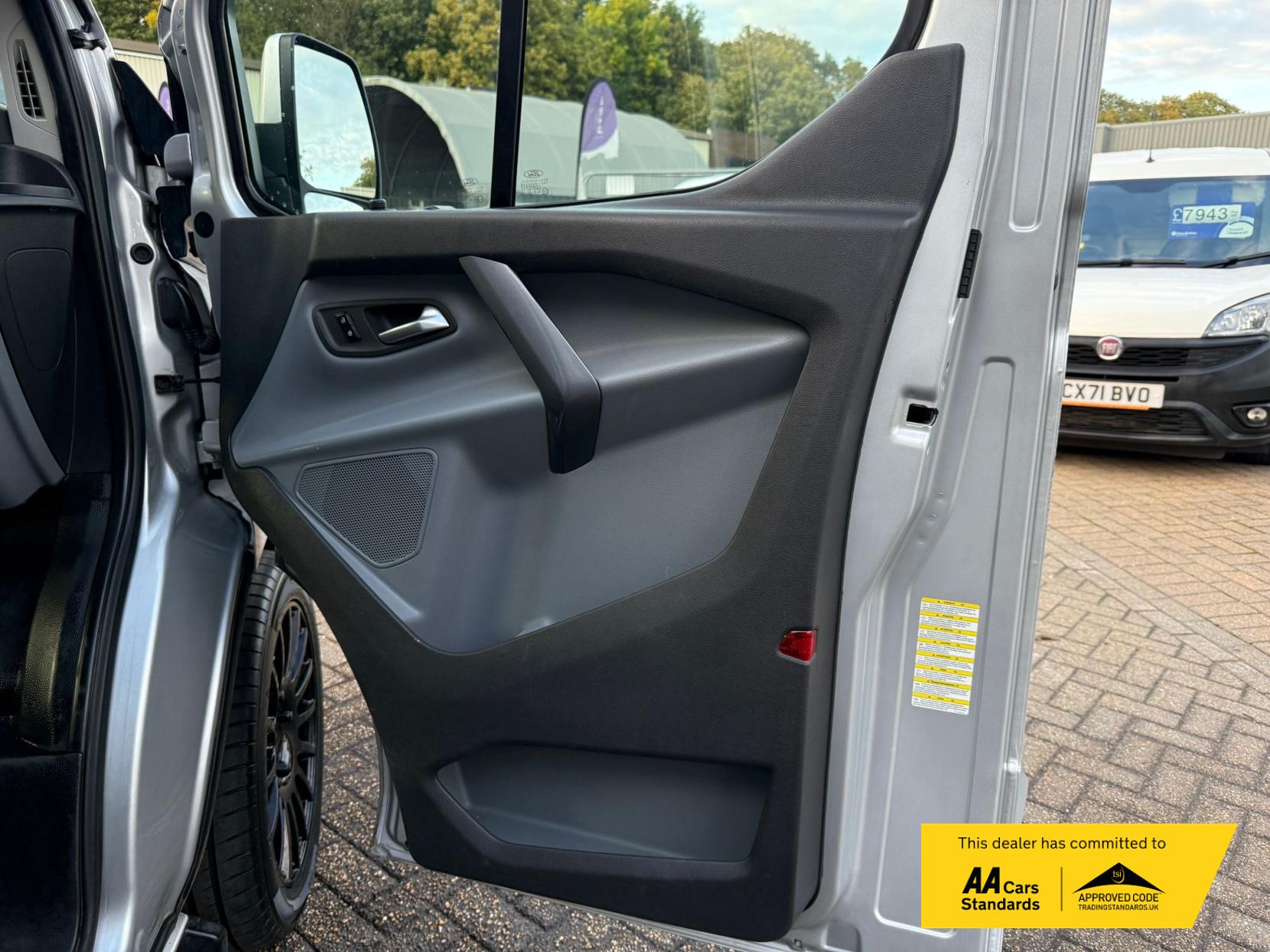 Ford Transit Custom 2.2 TDCi 270 Limited Panel Van 5dr Diesel Manual L1 H1 (186 g/km, 123 bhp)