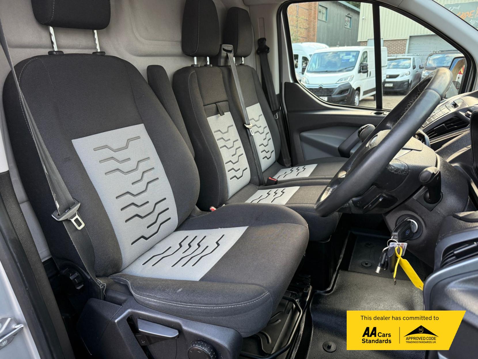 Ford Transit Custom 2.2 TDCi 270 Limited Panel Van 5dr Diesel Manual L1 H1 (186 g/km, 123 bhp)
