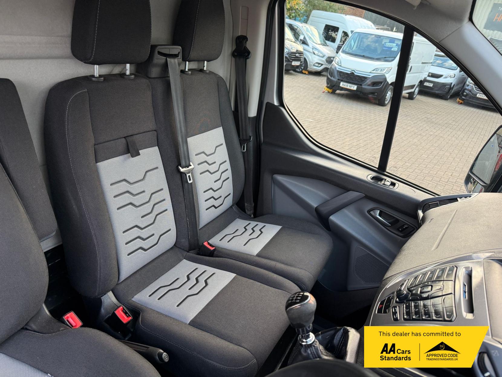 Ford Transit Custom 2.2 TDCi 270 Limited Panel Van 5dr Diesel Manual L1 H1 (186 g/km, 123 bhp)