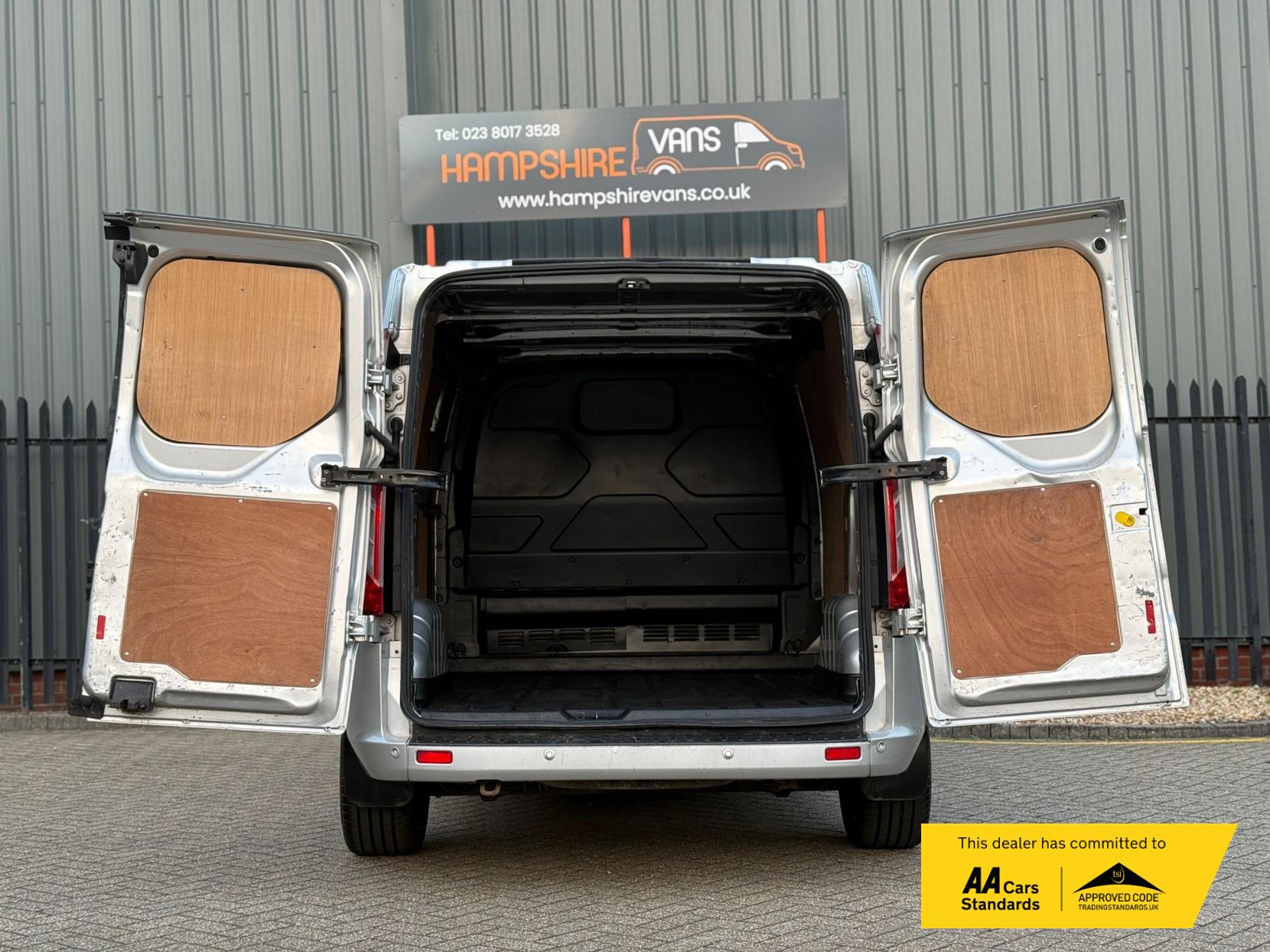 Ford Transit Custom 2.2 TDCi 270 Limited Panel Van 5dr Diesel Manual L1 H1 (186 g/km, 123 bhp)