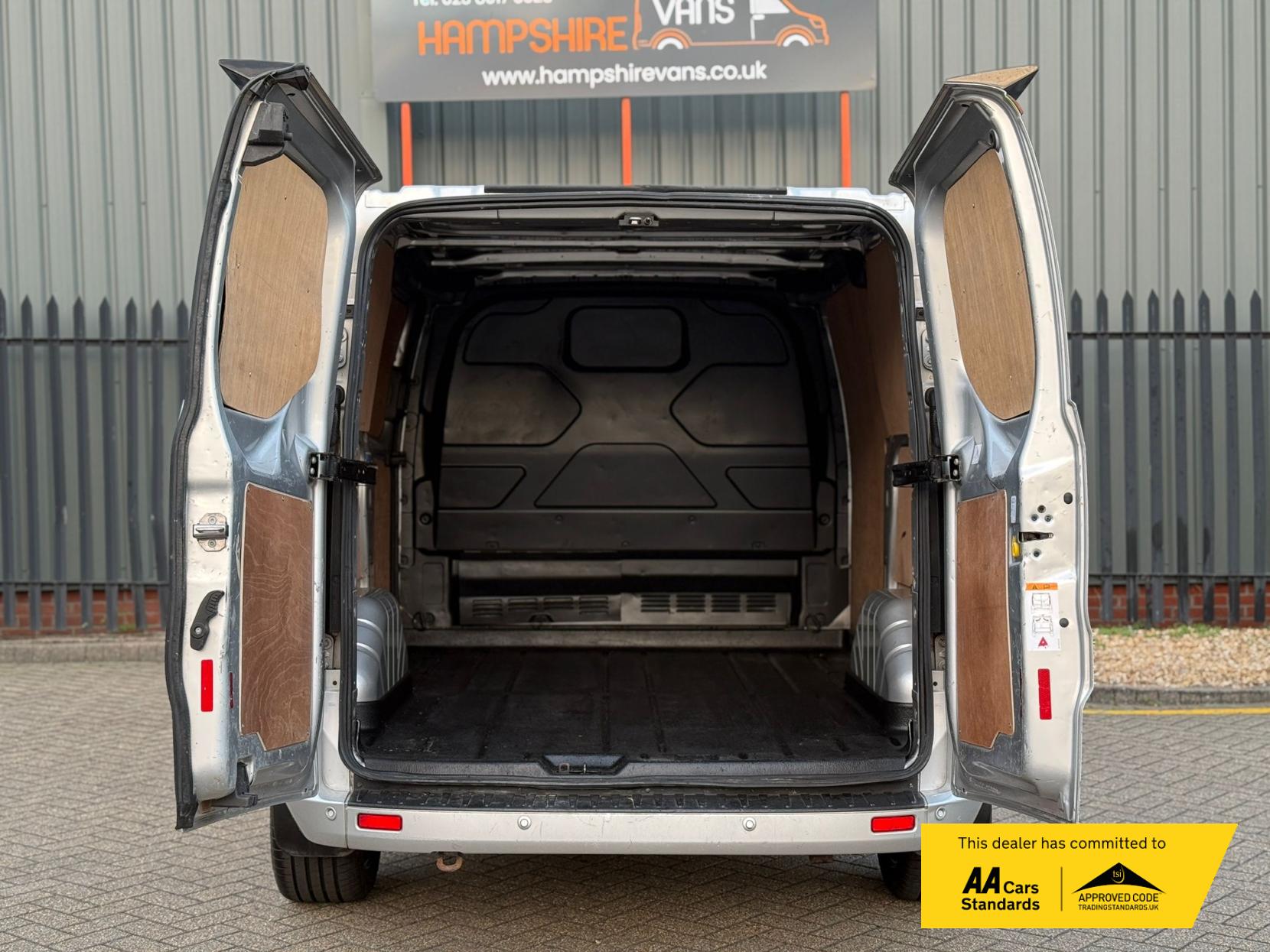 Ford Transit Custom 2.2 TDCi 270 Limited Panel Van 5dr Diesel Manual L1 H1 (186 g/km, 123 bhp)