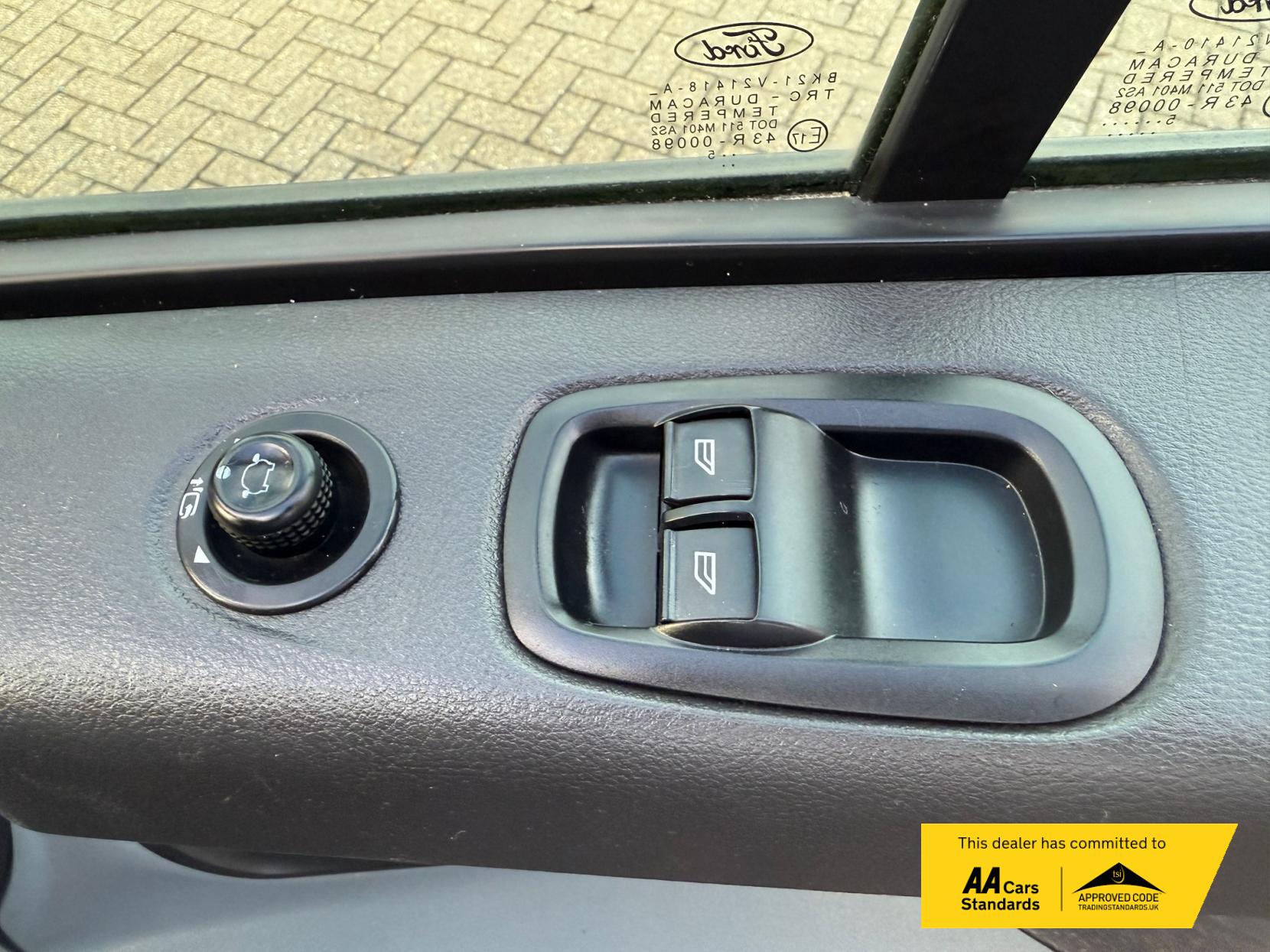 Ford Transit Custom 2.2 TDCi 270 Limited Panel Van 5dr Diesel Manual L1 H1 (186 g/km, 123 bhp)