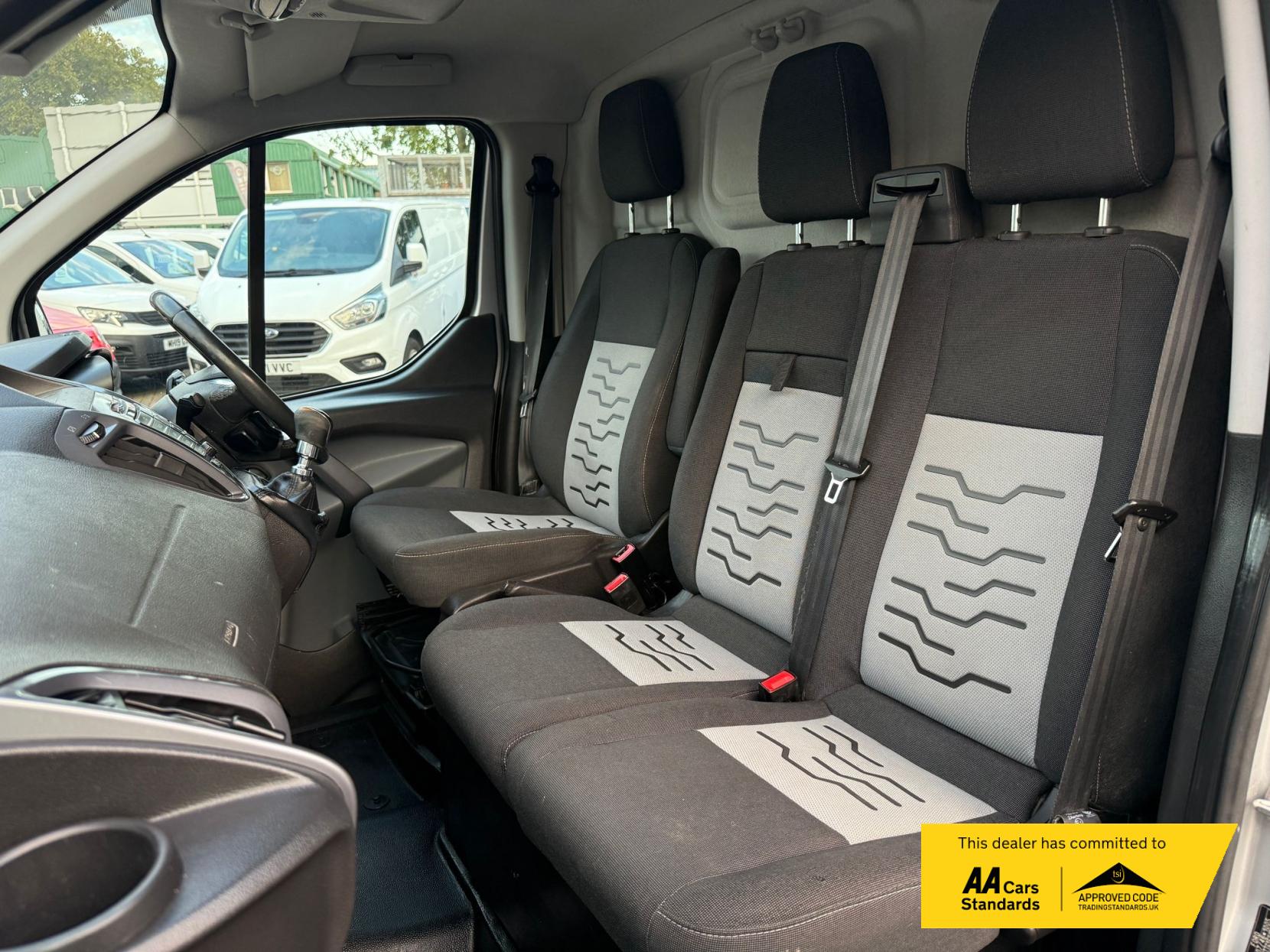Ford Transit Custom 2.2 TDCi 270 Limited Panel Van 5dr Diesel Manual L1 H1 (186 g/km, 123 bhp)