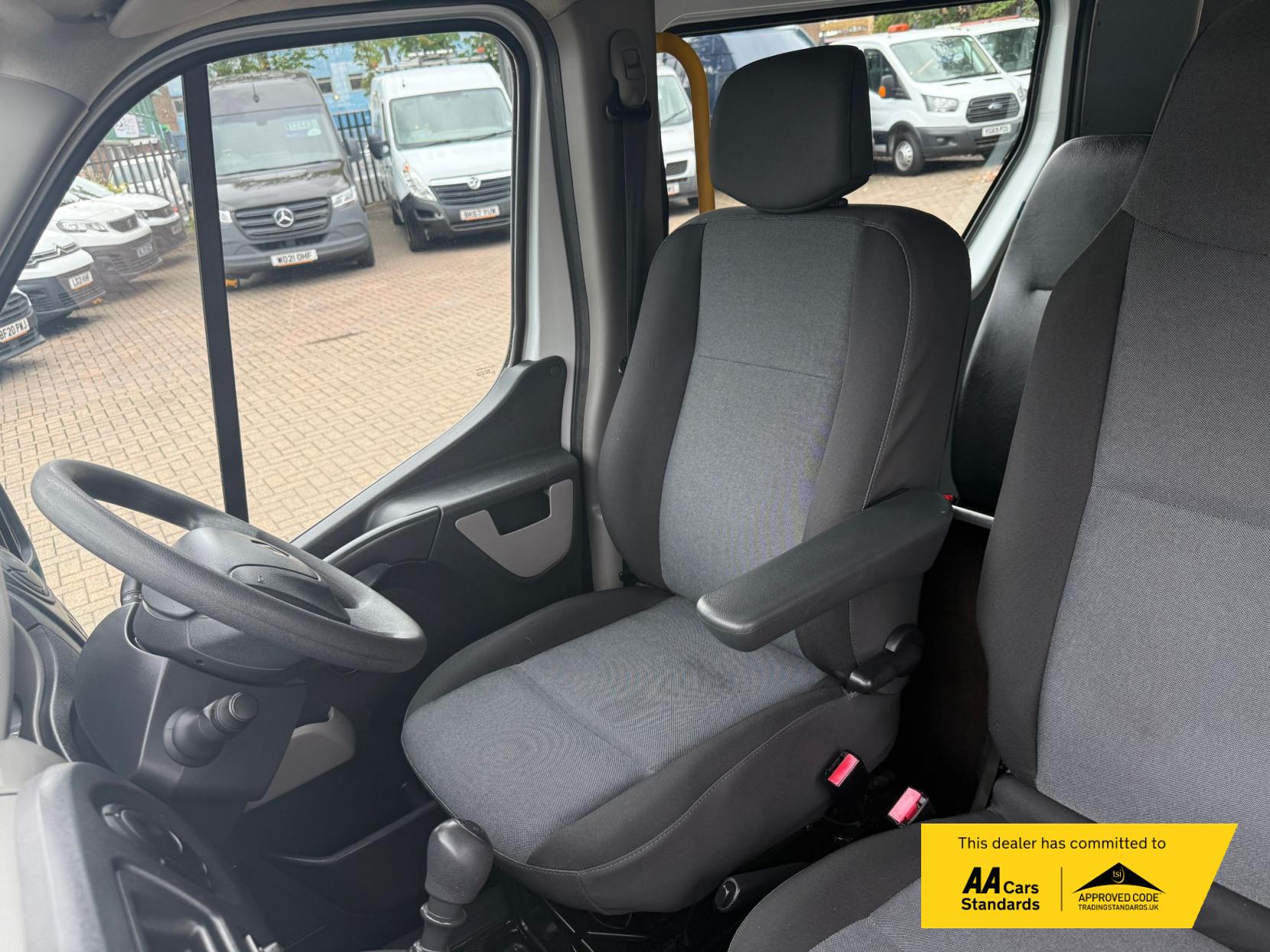 Renault Master 2.3 dCi ENERGY 35 Business Combi Van Double Cab 5dr Diesel Manual FWD MWB Medium Roof Euro 6 (s/s) (9 Seat) (145 ps)