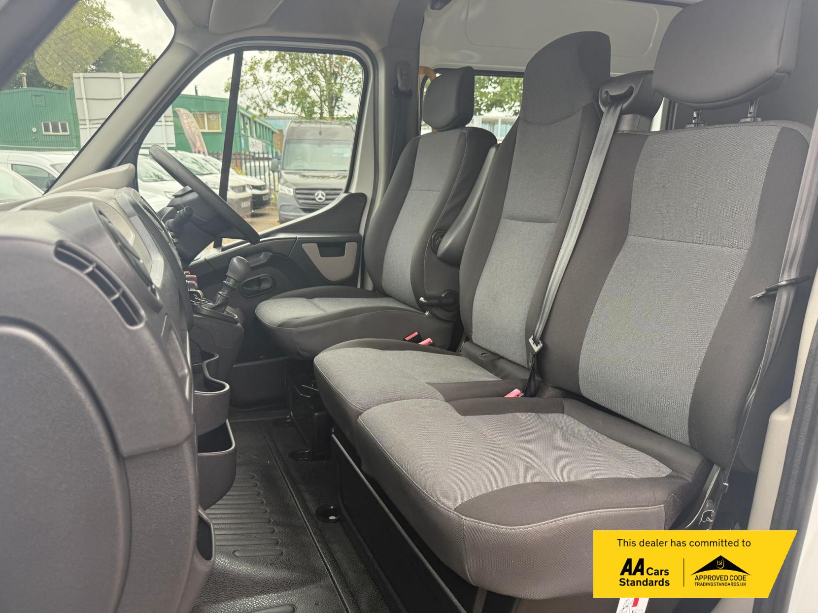 Renault Master 2.3 dCi ENERGY 35 Business Combi Van Double Cab 5dr Diesel Manual FWD MWB Medium Roof Euro 6 (s/s) (9 Seat) (145 ps)