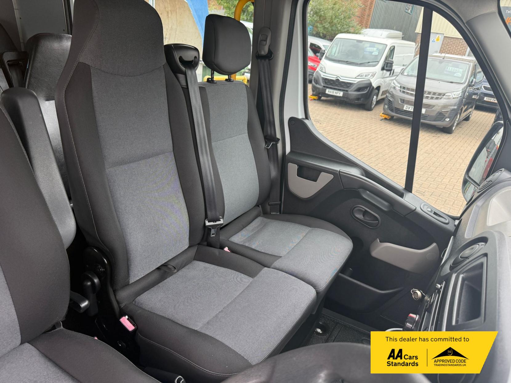 Renault Master 2.3 dCi ENERGY 35 Business Combi Van Double Cab 5dr Diesel Manual FWD MWB Medium Roof Euro 6 (s/s) (9 Seat) (145 ps)