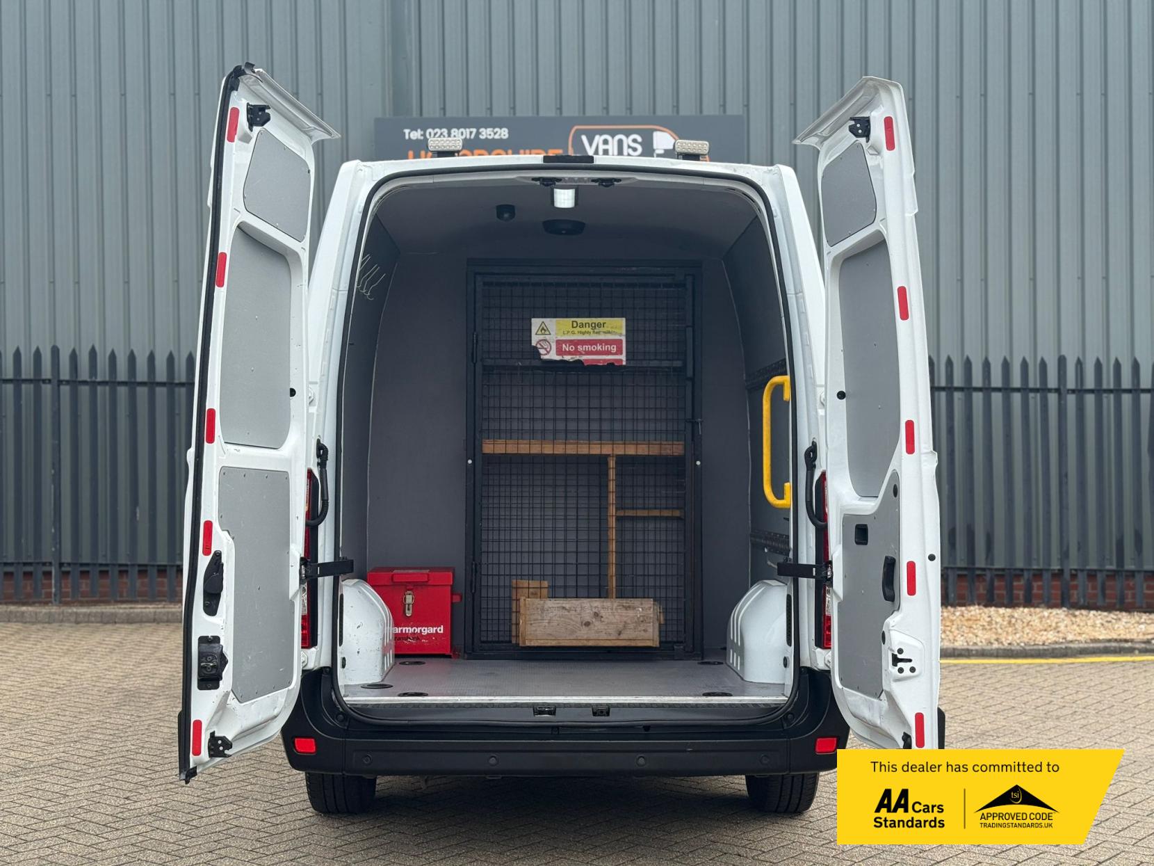 Renault Master 2.3 dCi ENERGY 35 Business Combi Van Double Cab 5dr Diesel Manual FWD MWB Medium Roof Euro 6 (s/s) (9 Seat) (145 ps)