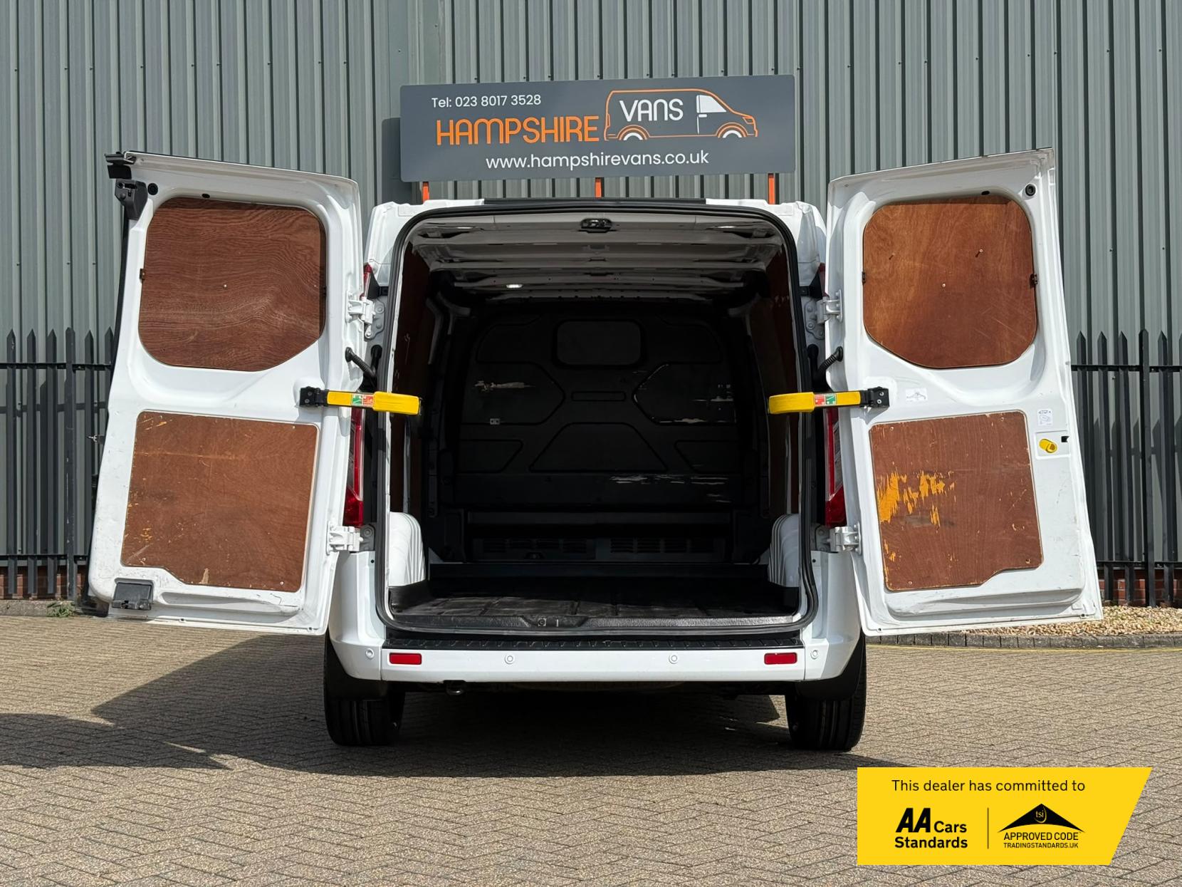 2022 Ford Transit Custom 2.0 300 EcoBlue Limited Panel Van 5dr Diesel Manual L2 H1 Euro 6 (s/s) (130 ps) - Thumbnail 11
