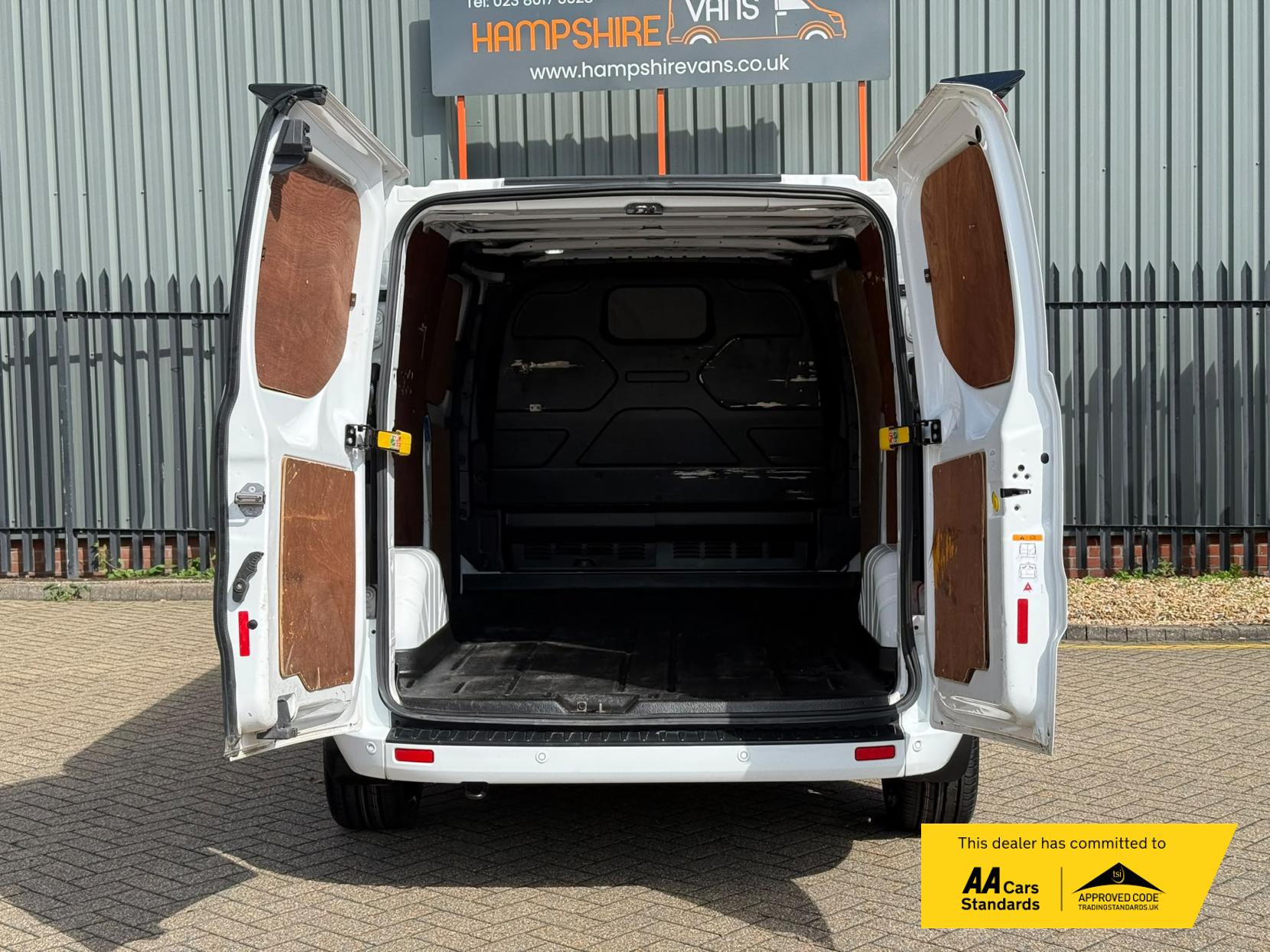 2022 Ford Transit Custom 2.0 300 EcoBlue Limited Panel Van 5dr Diesel Manual L2 H1 Euro 6 (s/s) (130 ps) - Thumbnail 10