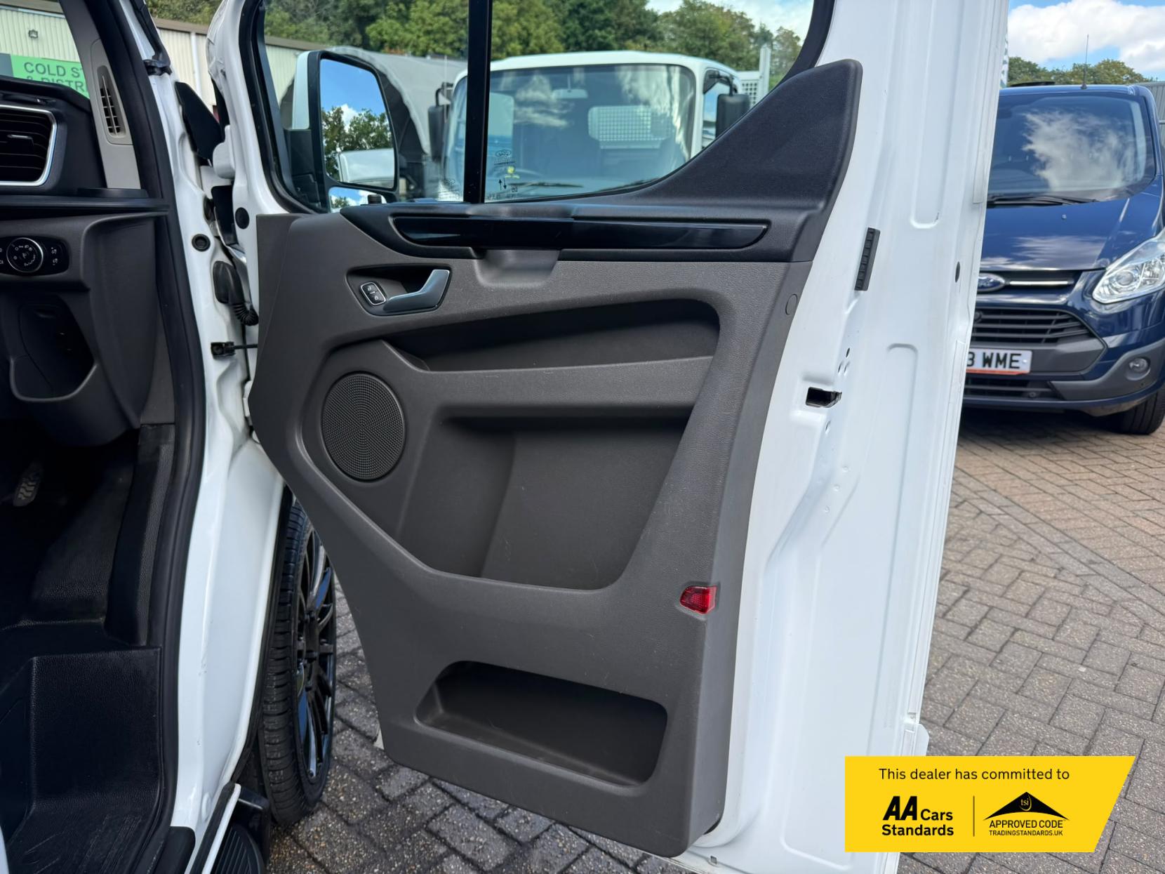 2022 Ford Transit Custom 2.0 300 EcoBlue Limited Panel Van 5dr Diesel Manual L2 H1 Euro 6 (s/s) (130 ps) - Thumbnail 55