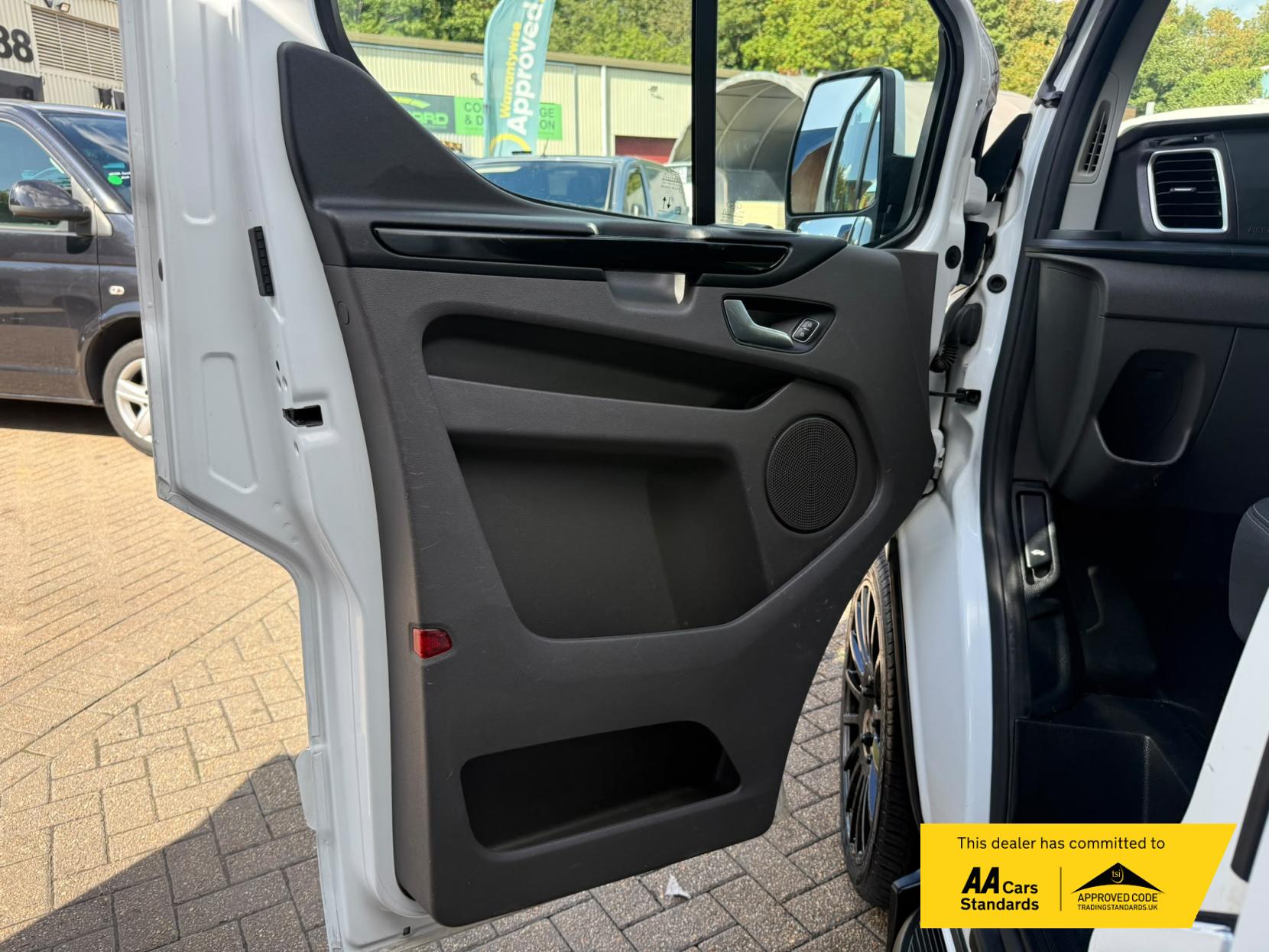 2022 Ford Transit Custom 2.0 300 EcoBlue Limited Panel Van 5dr Diesel Manual L2 H1 Euro 6 (s/s) (130 ps) - Thumbnail 21