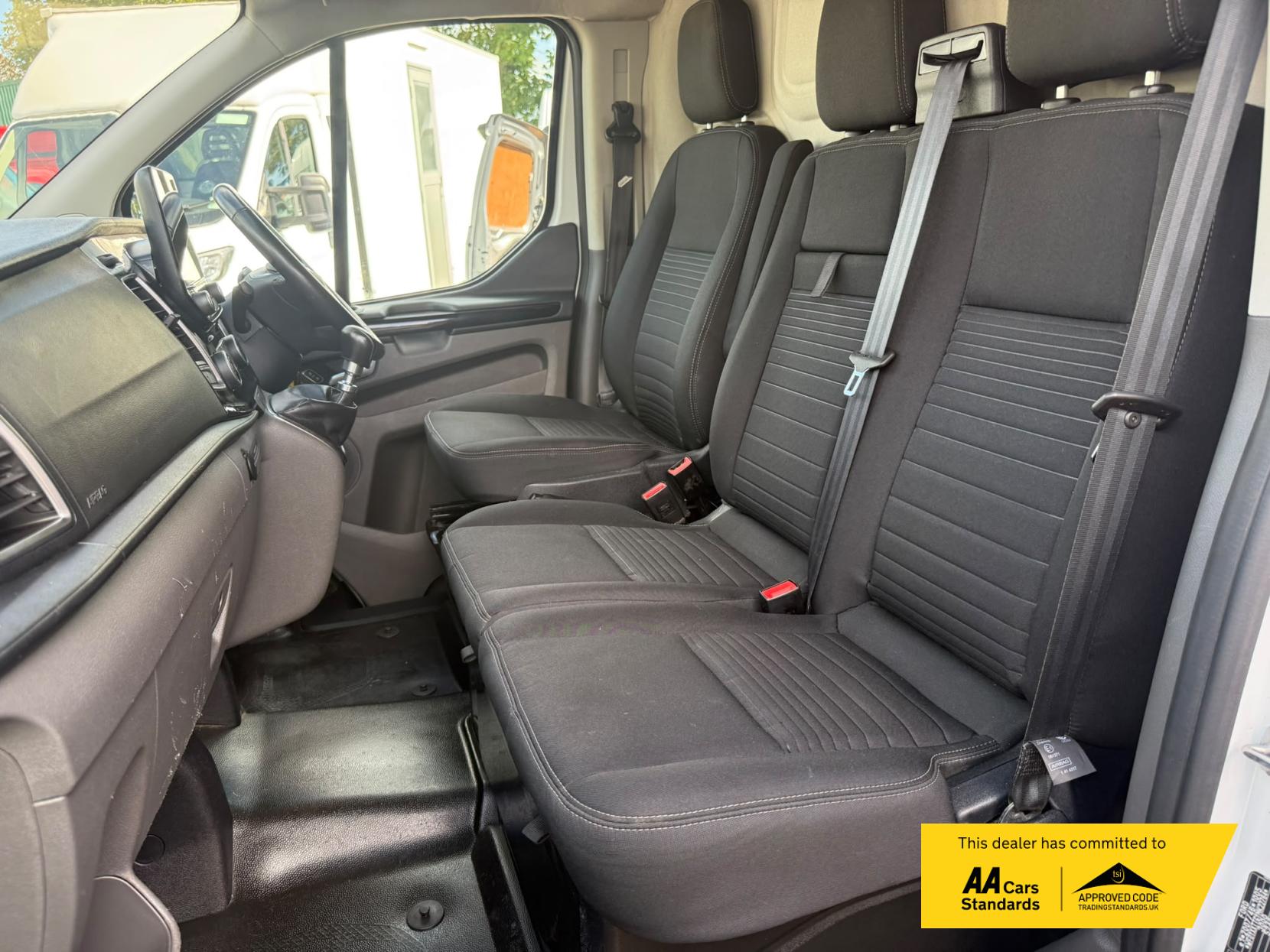 2022 Ford Transit Custom 2.0 300 EcoBlue Limited Panel Van 5dr Diesel Manual L2 H1 Euro 6 (s/s) (130 ps) - Thumbnail 18