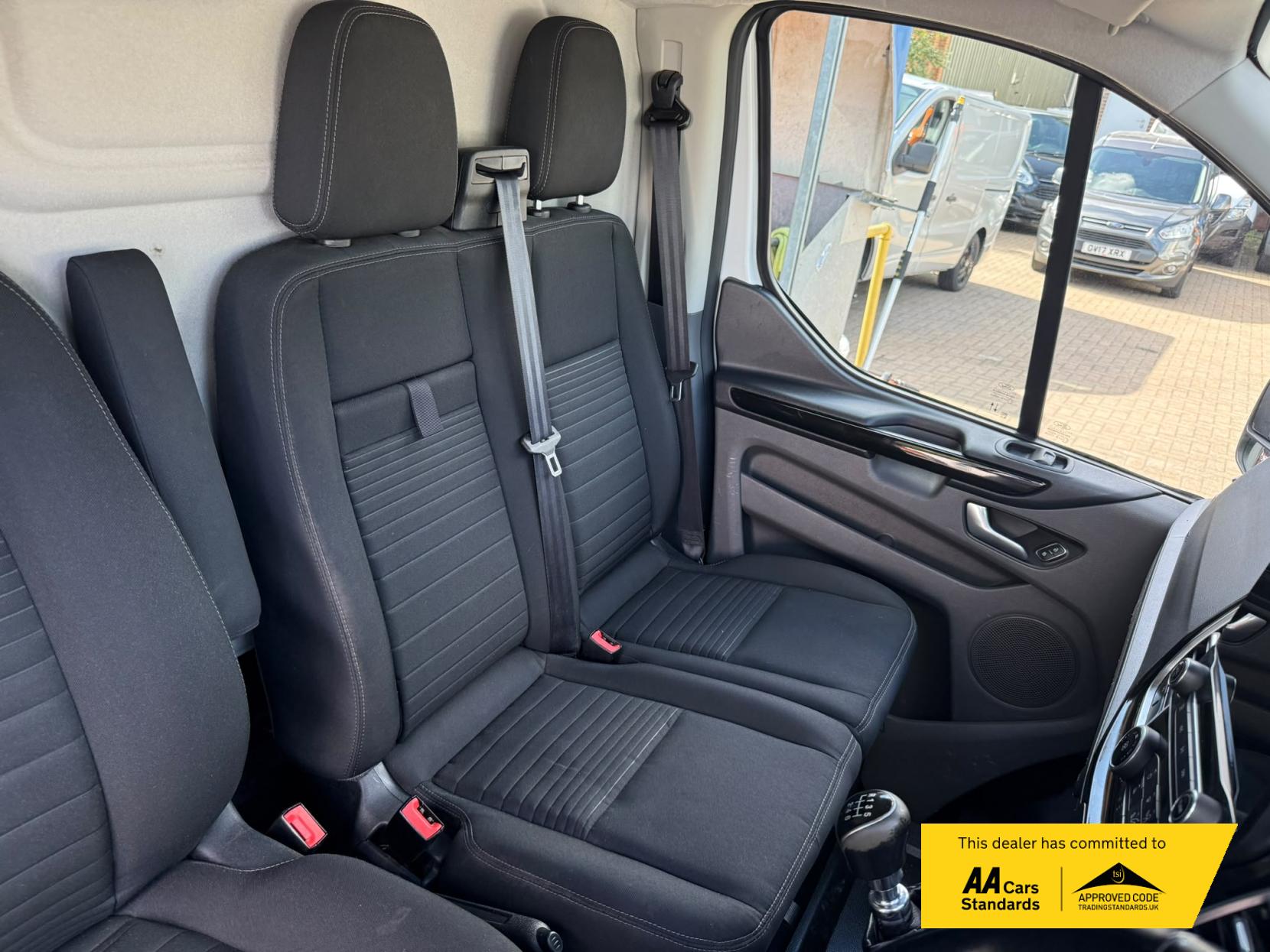 2022 Ford Transit Custom 2.0 300 EcoBlue Limited Panel Van 5dr Diesel Manual L2 H1 Euro 6 (s/s) (130 ps) - Thumbnail 19