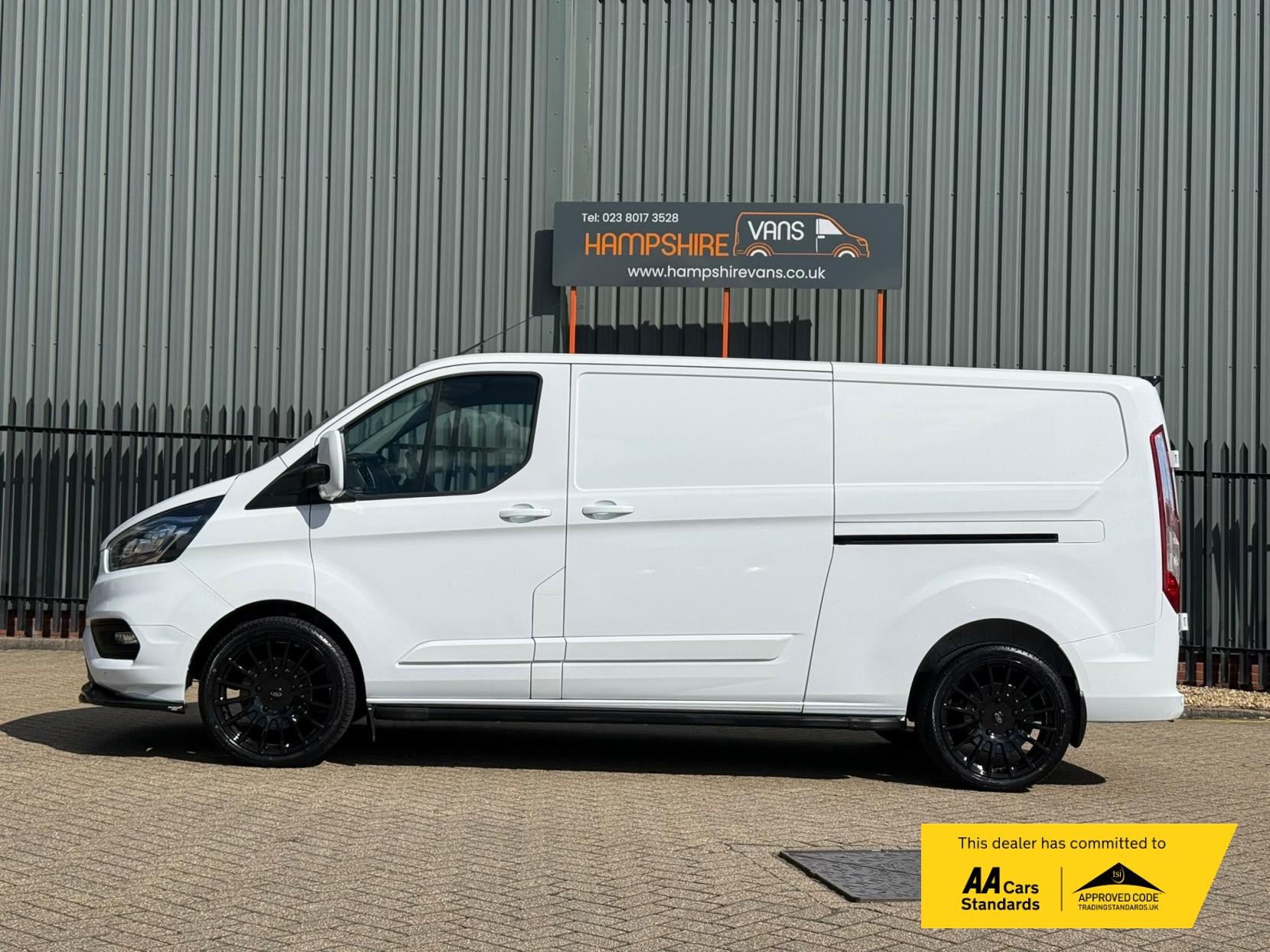 2022 Ford Transit Custom 2.0 300 EcoBlue Limited Panel Van 5dr Diesel Manual L2 H1 Euro 6 (s/s) (130 ps) - Thumbnail 5