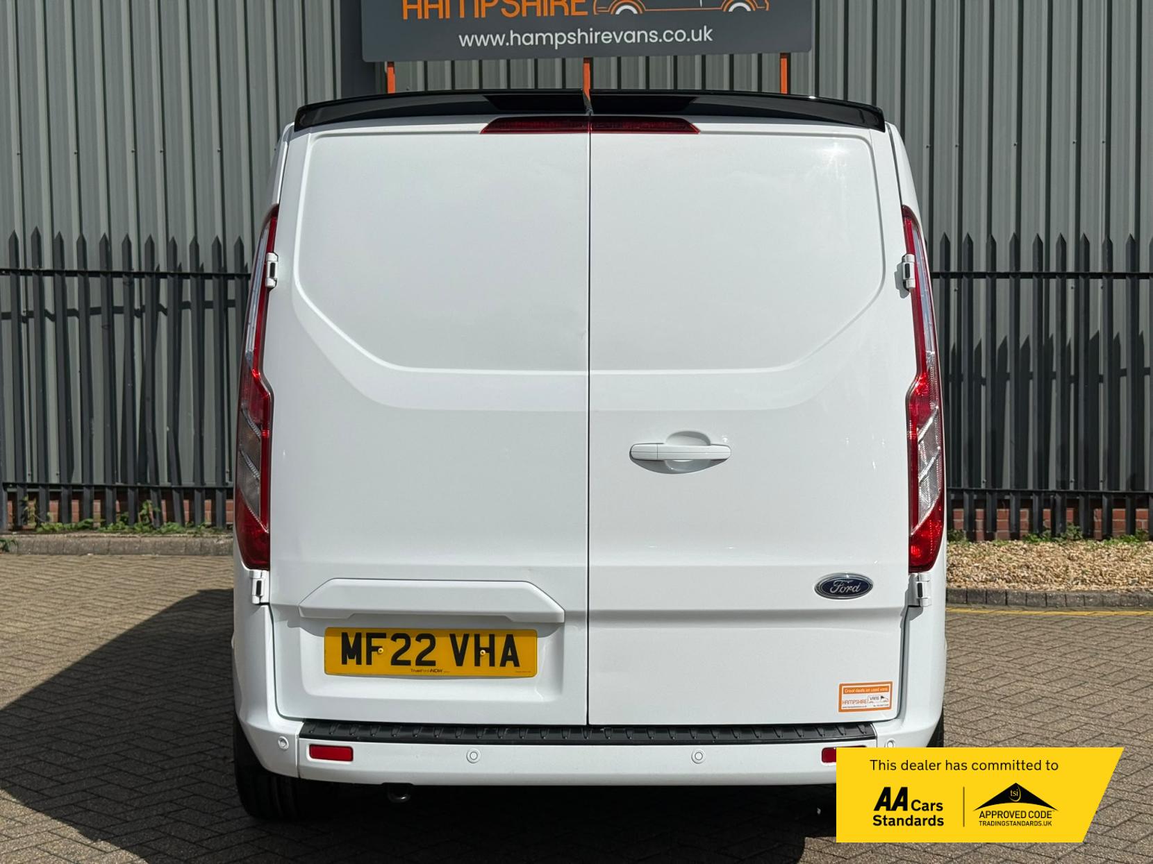 2022 Ford Transit Custom 2.0 300 EcoBlue Limited Panel Van 5dr Diesel Manual L2 H1 Euro 6 (s/s) (130 ps) - Thumbnail 9
