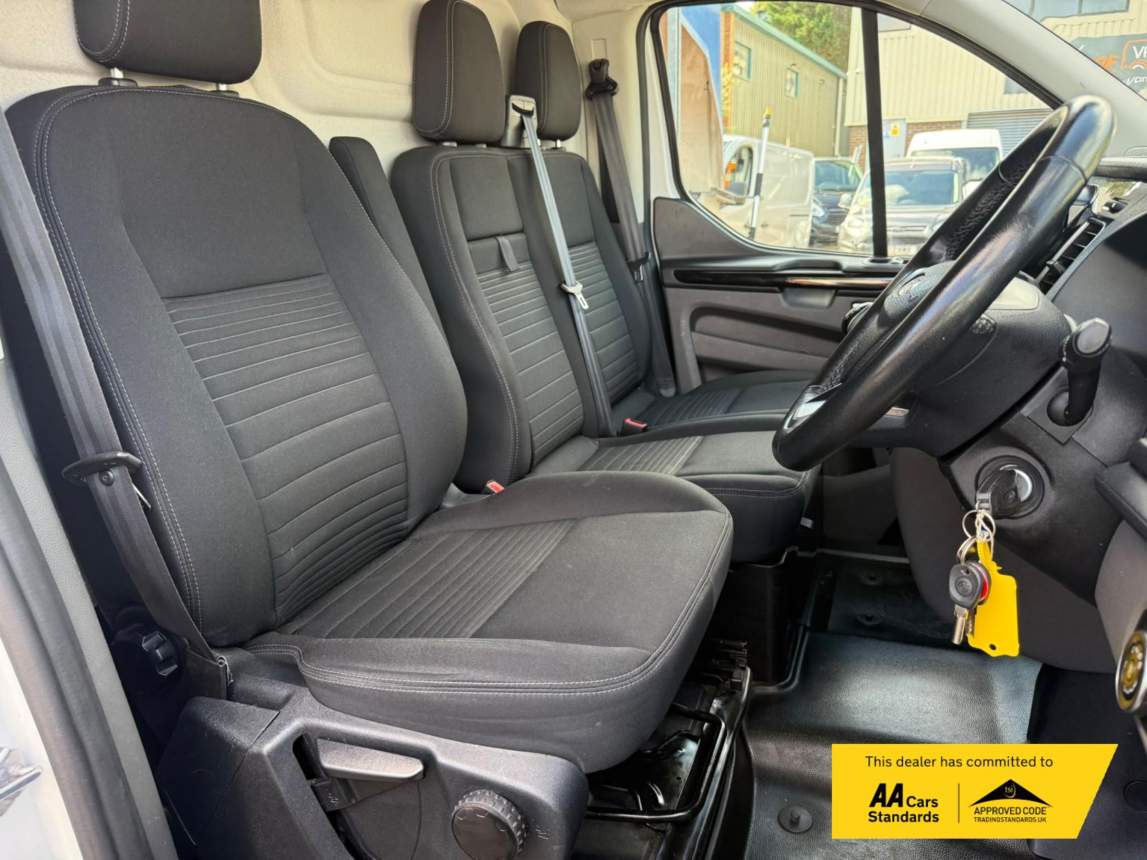 2022 Ford Transit Custom 2.0 300 EcoBlue Limited Panel Van 5dr Diesel Manual L2 H1 Euro 6 (s/s) (130 ps) - Thumbnail 17