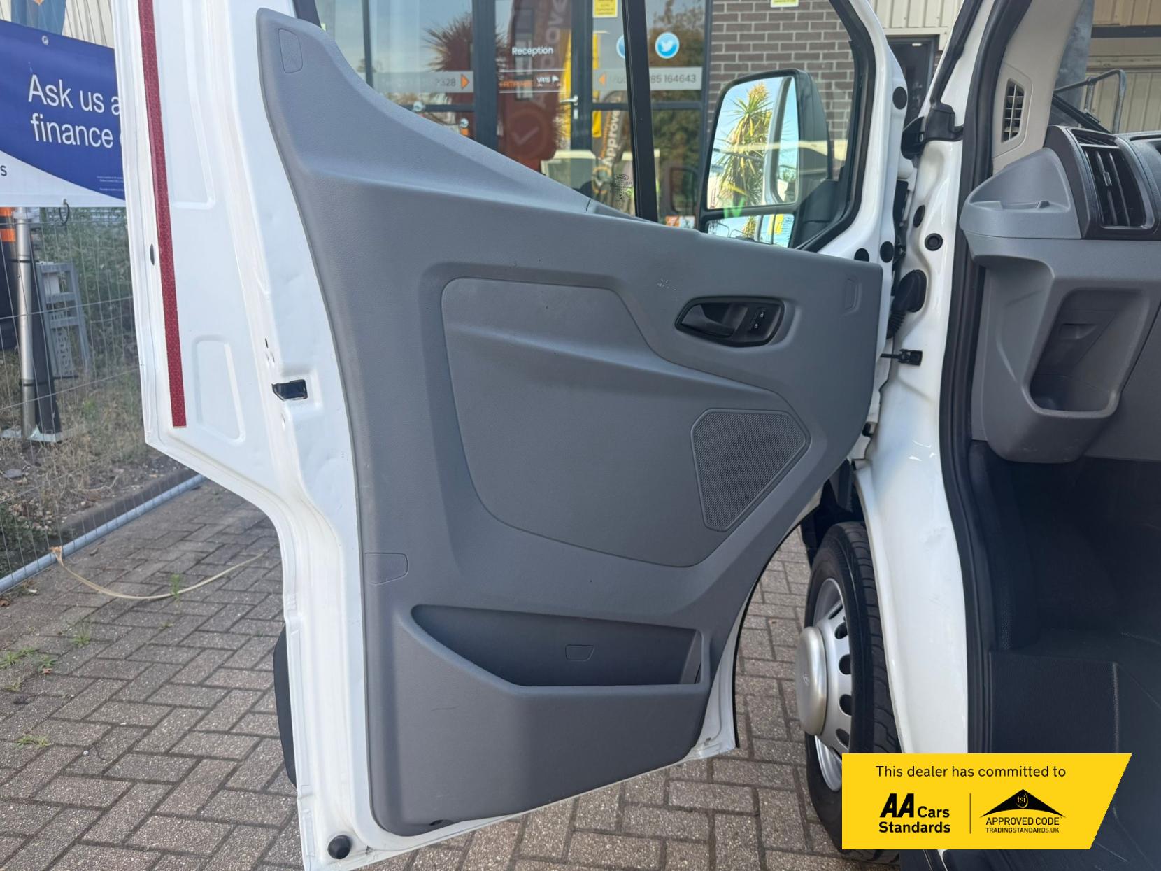 Ford Transit 2.0 350 EcoBlue Chassis Double Cab 4dr Diesel Manual RWD L4 H1 Euro 6 (DRW) (130 ps)