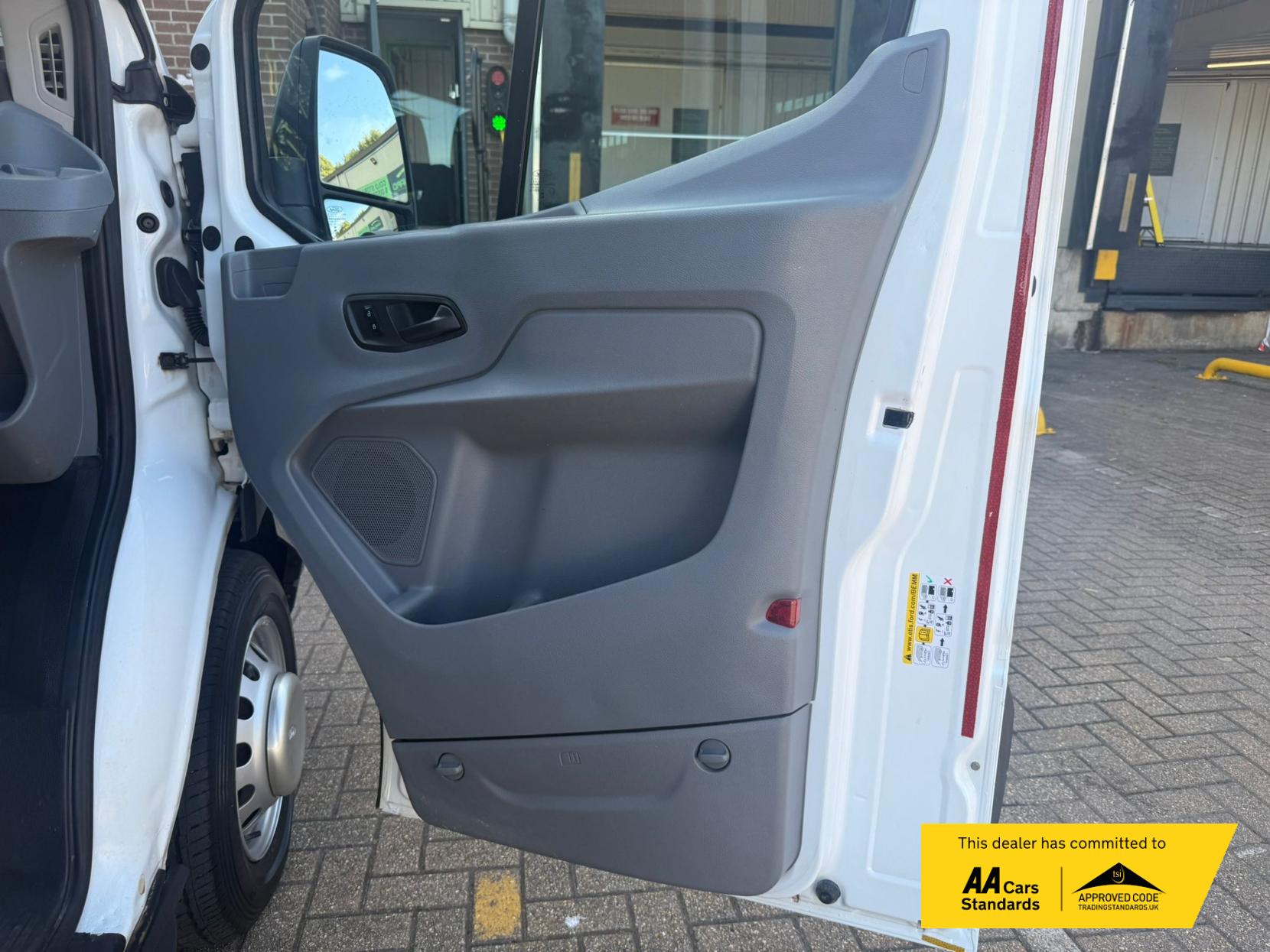 Ford Transit 2.0 350 EcoBlue Chassis Double Cab 4dr Diesel Manual RWD L4 H1 Euro 6 (DRW) (130 ps)