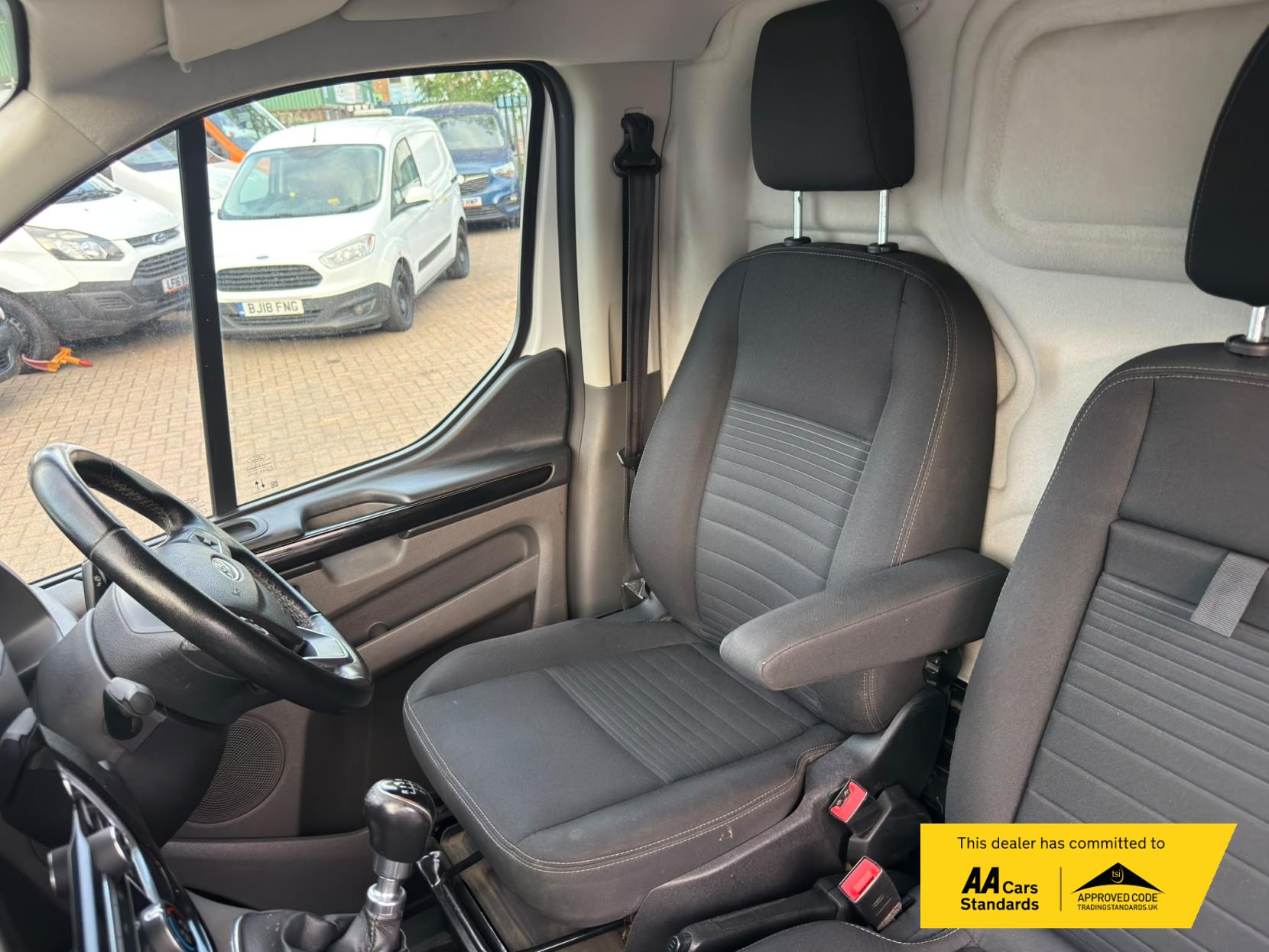 2021 Ford Transit Custom 2.0 300 EcoBlue Limited Panel Van 5dr Diesel Manual L2 H1 Euro 6 (s/s) (130 ps) - Thumbnail 12