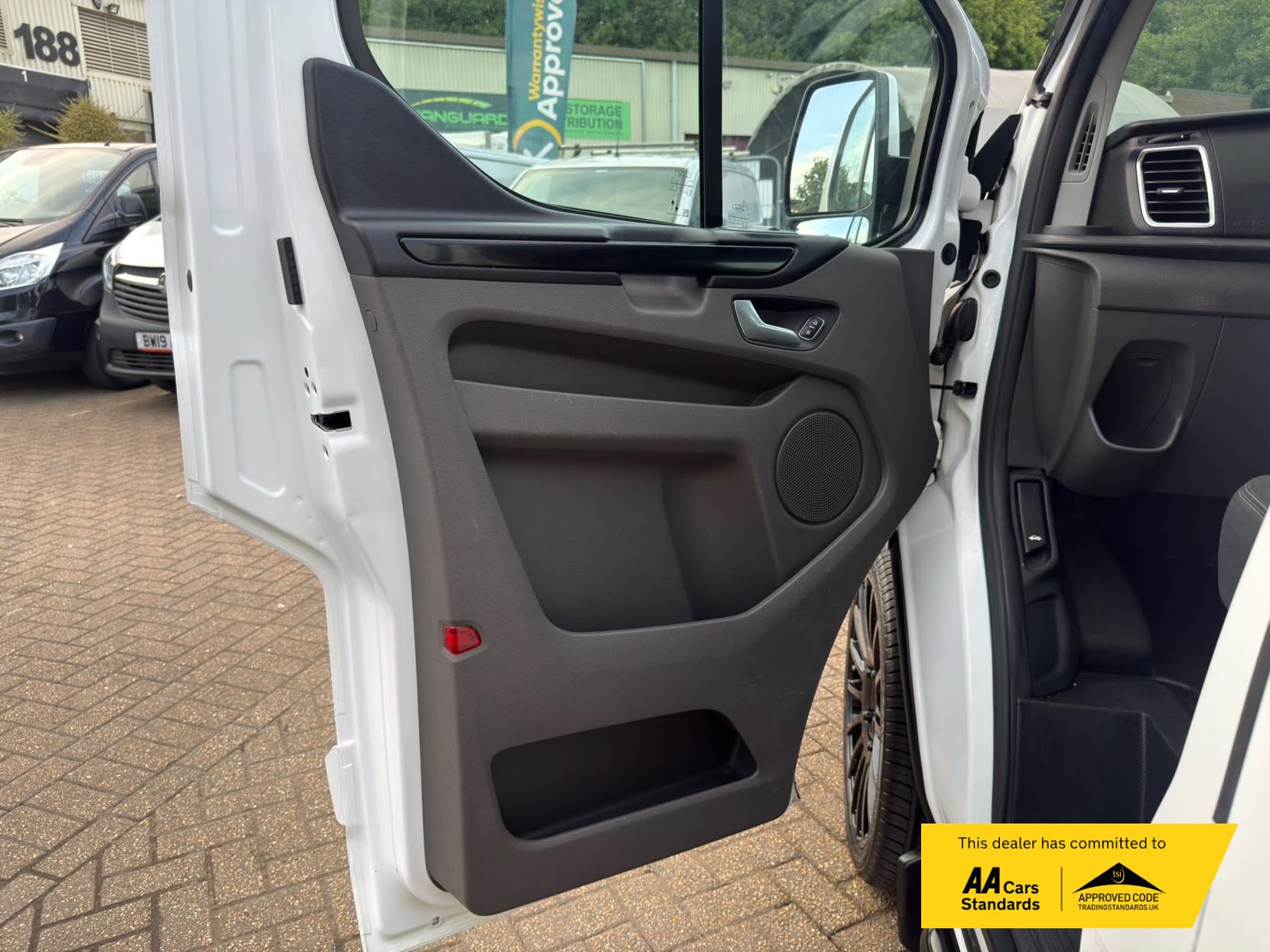 2021 Ford Transit Custom 2.0 300 EcoBlue Limited Panel Van 5dr Diesel Manual L2 H1 Euro 6 (s/s) (130 ps) - Thumbnail 26