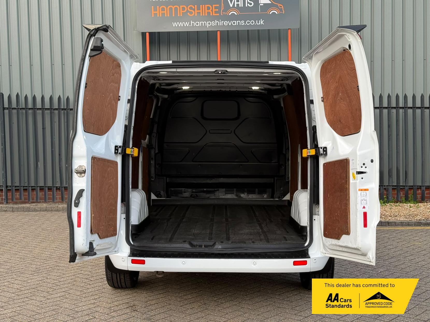 2021 Ford Transit Custom 2.0 300 EcoBlue Limited Panel Van 5dr Diesel Manual L2 H1 Euro 6 (s/s) (130 ps) - Thumbnail 19