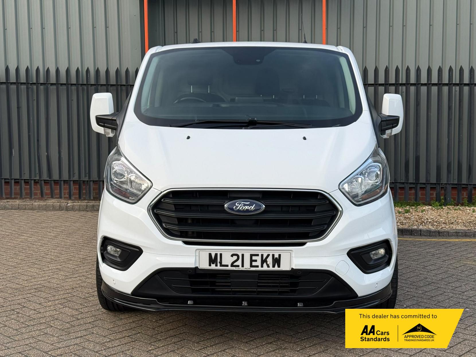 2021 Ford Transit Custom 2.0 300 EcoBlue Limited Panel Van 5dr Diesel Manual L2 H1 Euro 6 (s/s) (130 ps) - Thumbnail 17