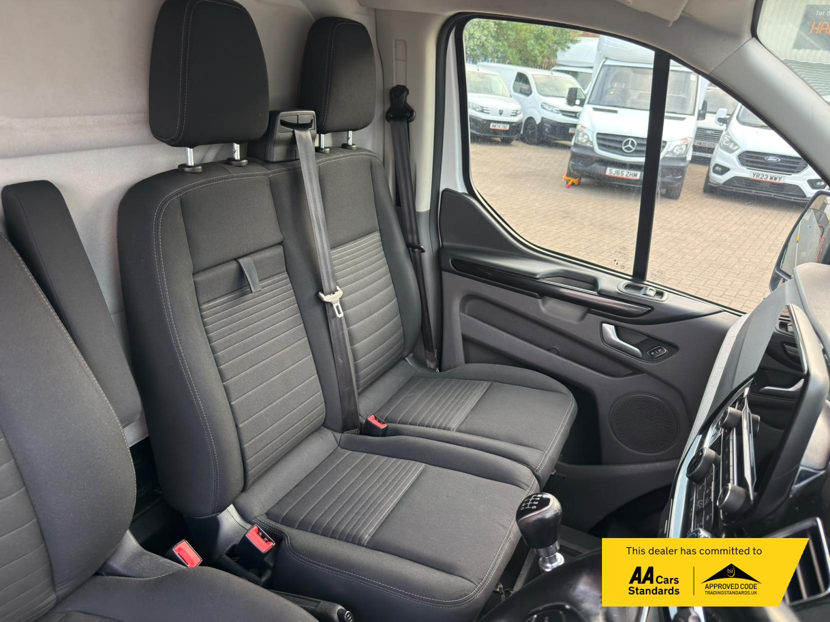 2021 Ford Transit Custom 2.0 300 EcoBlue Limited Panel Van 5dr Diesel Manual L2 H1 Euro 6 (s/s) (130 ps) - Thumbnail 14