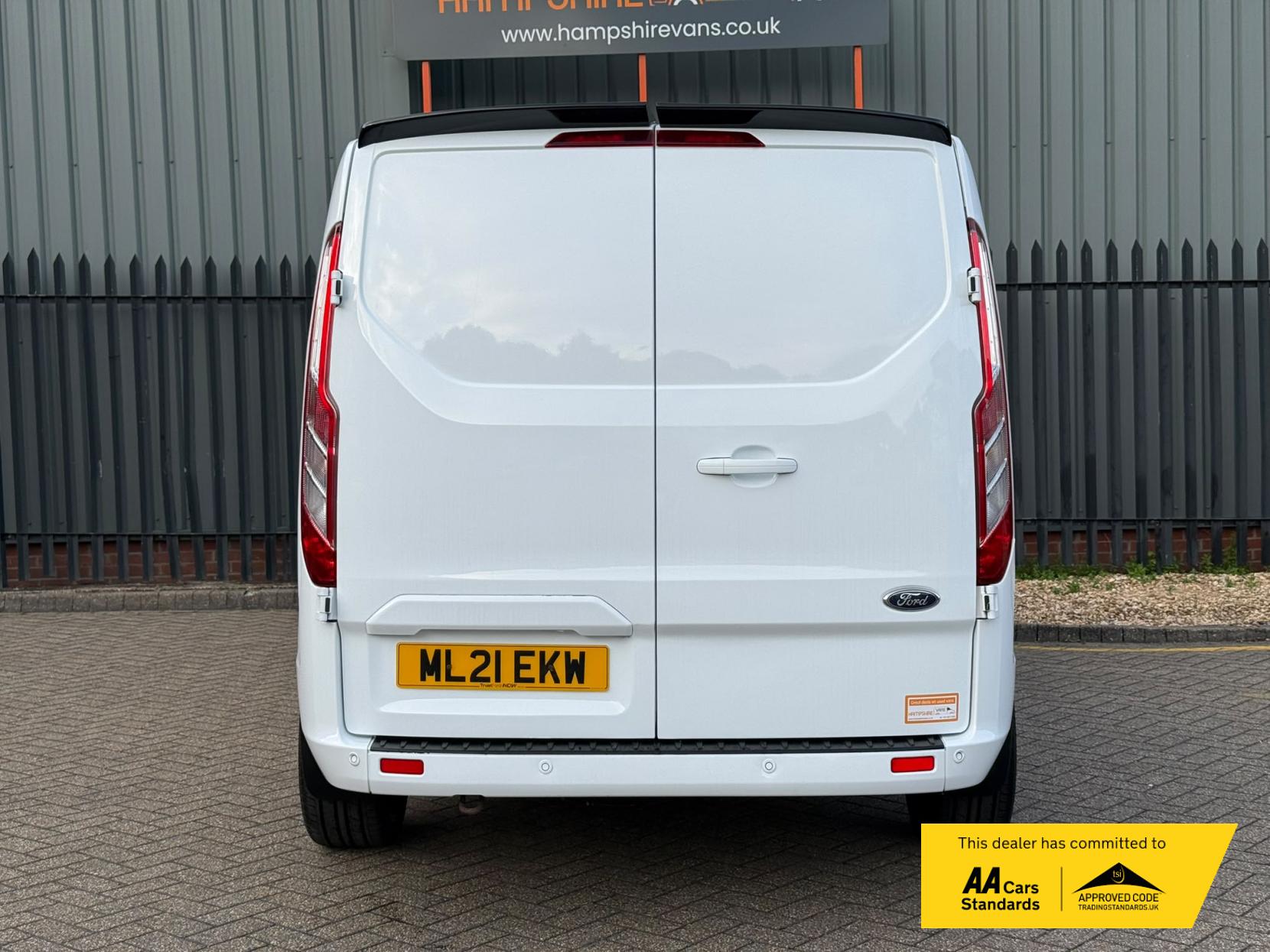 2021 Ford Transit Custom 2.0 300 EcoBlue Limited Panel Van 5dr Diesel Manual L2 H1 Euro 6 (s/s) (130 ps) - Thumbnail 18