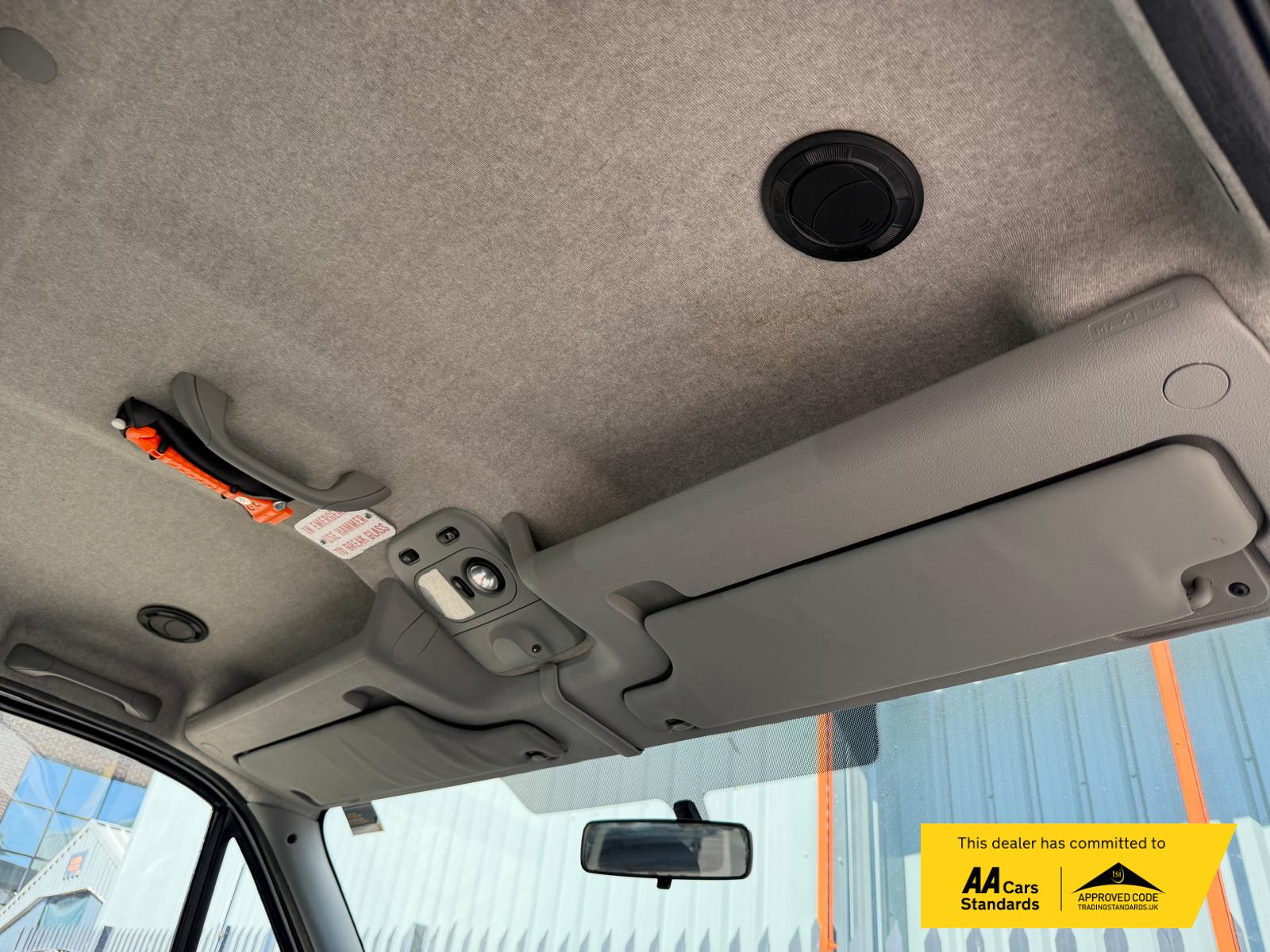 2010 Renault Master 2.5D SL33 Minibus 4dr Diesel Manual FWD L1 H2 (78 bhp) - Thumbnail 34