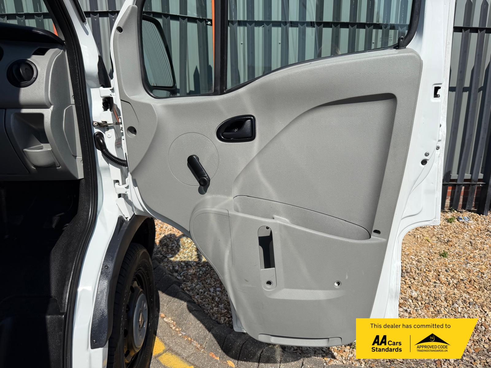 2010 Renault Master 2.5D SL33 Minibus 4dr Diesel Manual FWD L1 H2 (78 bhp) - Thumbnail 40