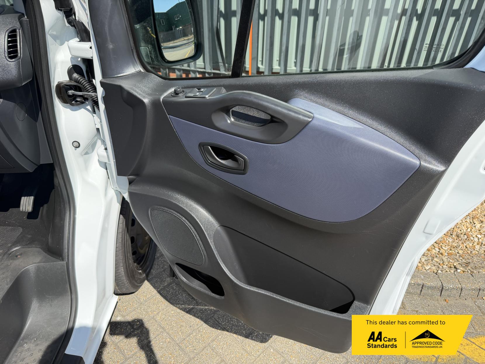 2016 Vauxhall Vivaro 1.6 CDTi 2900 ecoFLEX Panel Van 5dr Diesel Manual L1 H1 Euro 5 (s/s) (90 ps) - Thumbnail 41
