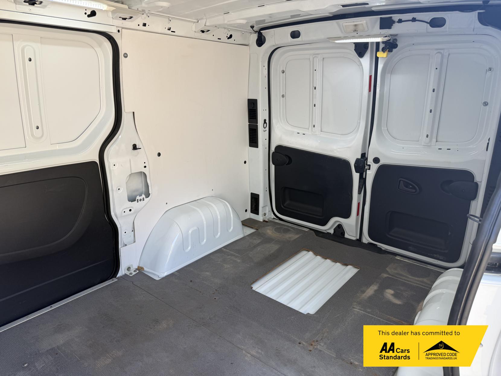 2016 Vauxhall Vivaro 1.6 CDTi 2900 ecoFLEX Panel Van 5dr Diesel Manual L1 H1 Euro 5 (s/s) (90 ps) - Thumbnail 17