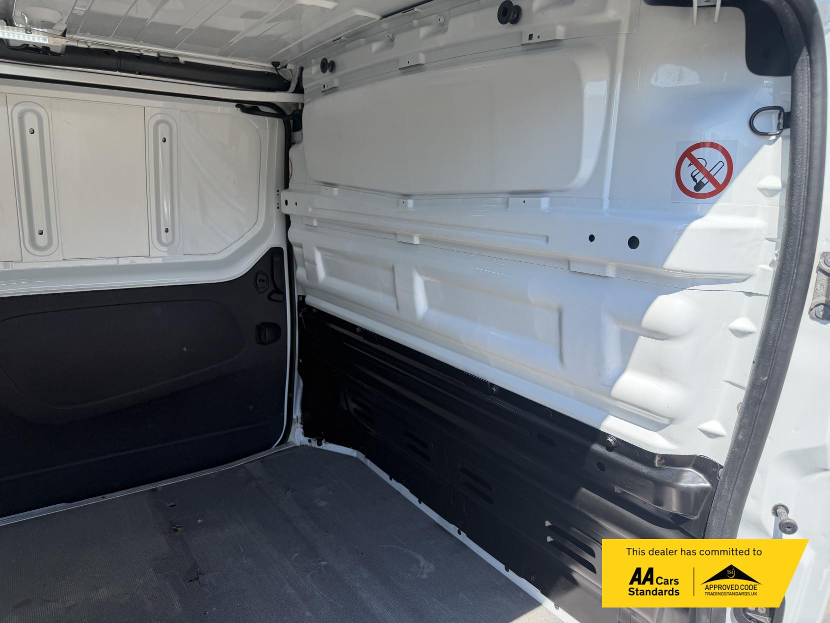 2016 Vauxhall Vivaro 1.6 CDTi 2900 ecoFLEX Panel Van 5dr Diesel Manual L1 H1 Euro 5 (s/s) (90 ps) - Thumbnail 18