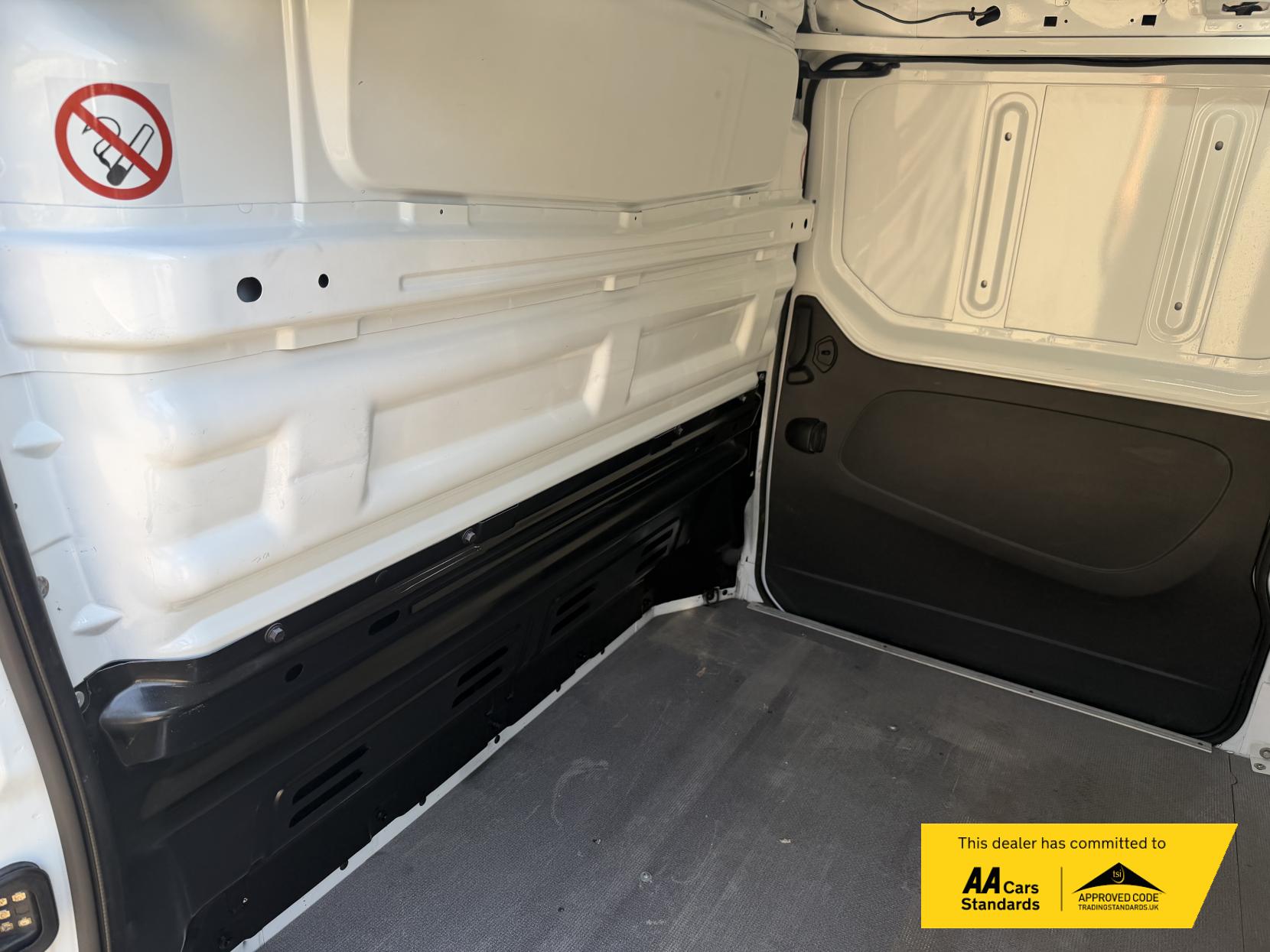 2016 Vauxhall Vivaro 1.6 CDTi 2900 ecoFLEX Panel Van 5dr Diesel Manual L1 H1 Euro 5 (s/s) (90 ps) - Thumbnail 16